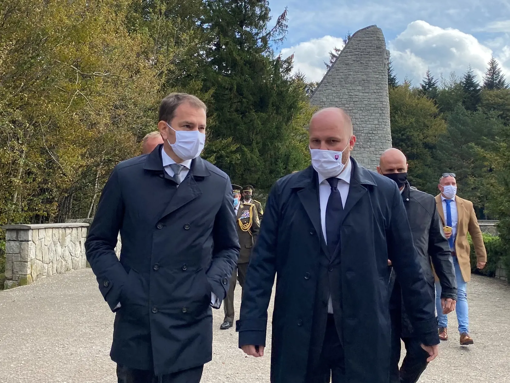 Premiér Igor Matovič a minister obrany Jaroslav Naď (obaja OĽANO) si pri príležitosti 76. výročia Karpatsko-duklianskej operácie (KDO) a Dňa hrdinov KDO uctili v utorok pri pamätníkoch na Dukle a vo Svidníku obete druhej svetovej vojny. Na snímke vľavo predseda vlády SR Igor Matovič a minister obrany Jaroslav Naď pri Pamätníku československých vojakov na Dukle 6. októbra 2020.