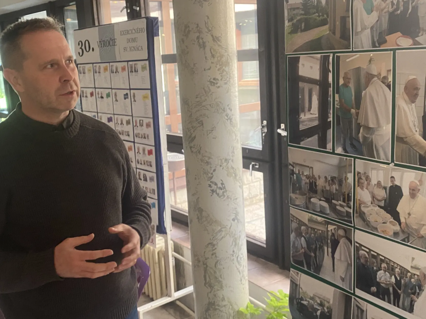 Predstavený prešovských jezuitov, páter Ján Benkovský z Exercičného domu v Prešove, pri fotospomienke na návštevu pápeža Františka u nich, keď na jeho prosbu navštívil zamestnancov kuchyne. 
