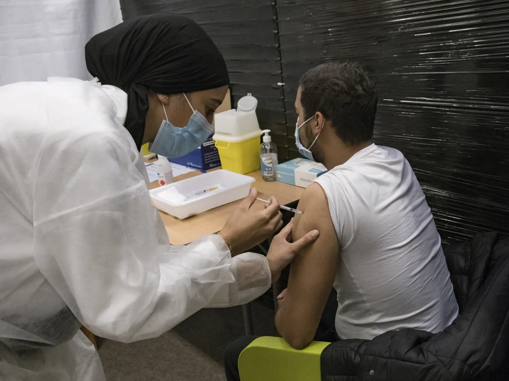 KK24 Versailles - Muž dostáva vakcínu proti ochoreniu Covid-19 od konkorzia Pfizer/BionTech vo vakcinačnom centre 13. júla 2021 vo Versailles. Rekordný počet Francúzov si dohodol termín na očkovanie proti ochoreniu COVID-19 po tom, čo prezident Emmanuel Macron ohlásil sprísnenie opatrení pre nezaočkovaných vrátane povinného testovania pred vstupom do reštaurácií. FOTO TASR/AP
A nurse administrates the Pfizer COVID-19 vaccine to Thibaut Razafinarivo, 26, in a vaccination center in Versailles, wes