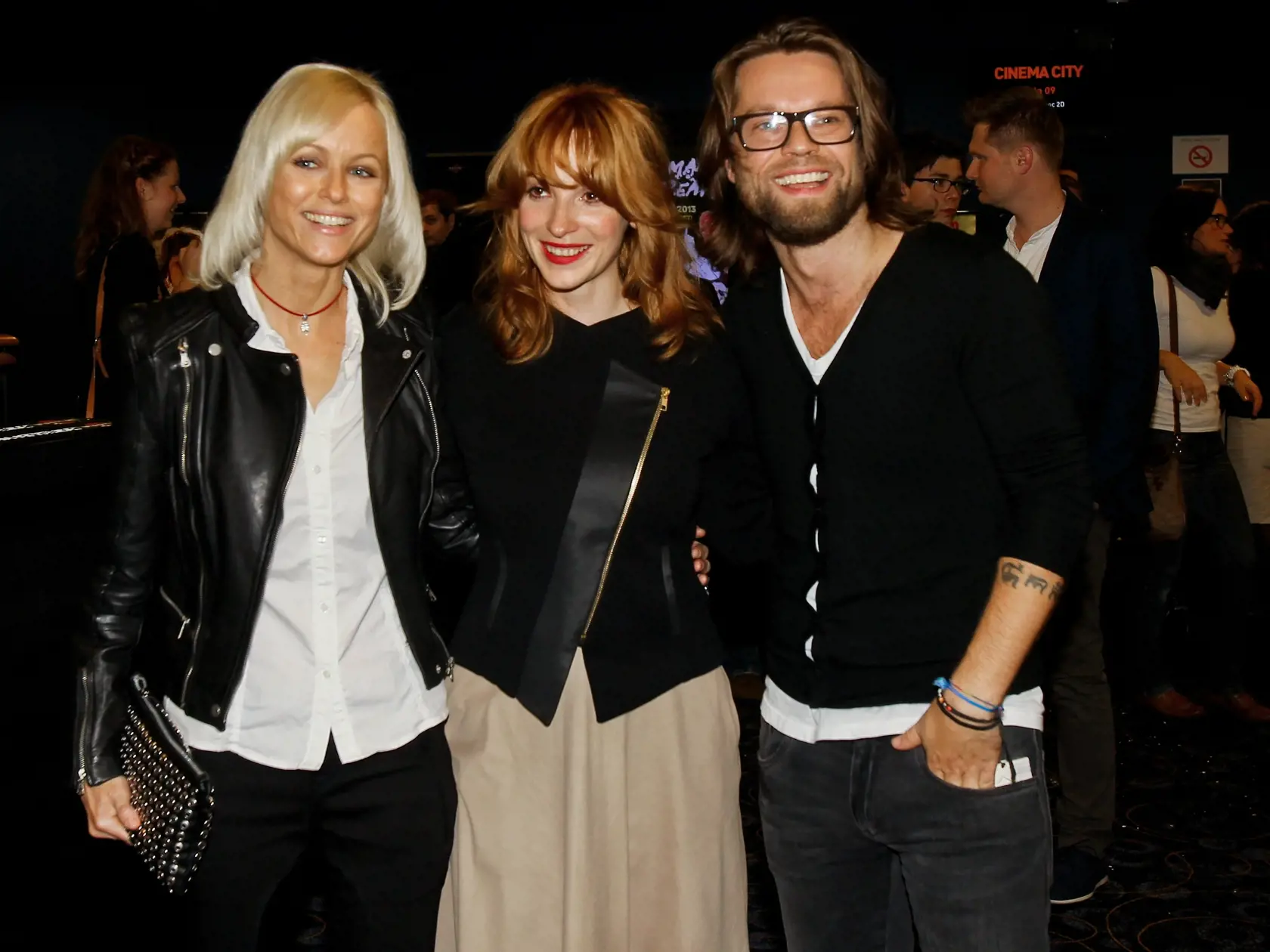 Na snimke zlava Karin Babinska, Vica Kerekes a Richard Krajco pocas premiery noveho ceskeho filmu s nazvom Kridla Vanoc.