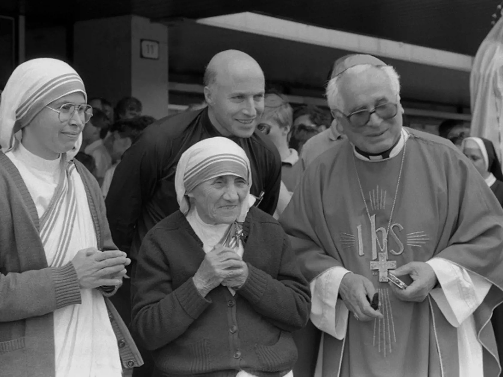 Na archívnej snímke zo 14. mája 1990 Matka Tereza v Čadci. Pri príležitosti otvorenia prvého rehoľného domu na území SR navštívila v pondelok 14. mája 1990 významná prestaviteľka kresťanského sveta Matka Tereza z Kalkaty, nositeľka Nobelovej ceny za mier, Čadcu. Rehoľný dom Misionárok kresťanskej lásky otvorili po svätej omši, ktorá sa konala pred Domom kultúry. Na snímke Matka Tereza sa prihovorila veriacim na záver svätej omše, ktorá sa konala pri príležitosti otvorenia prvého rehoľného domu M