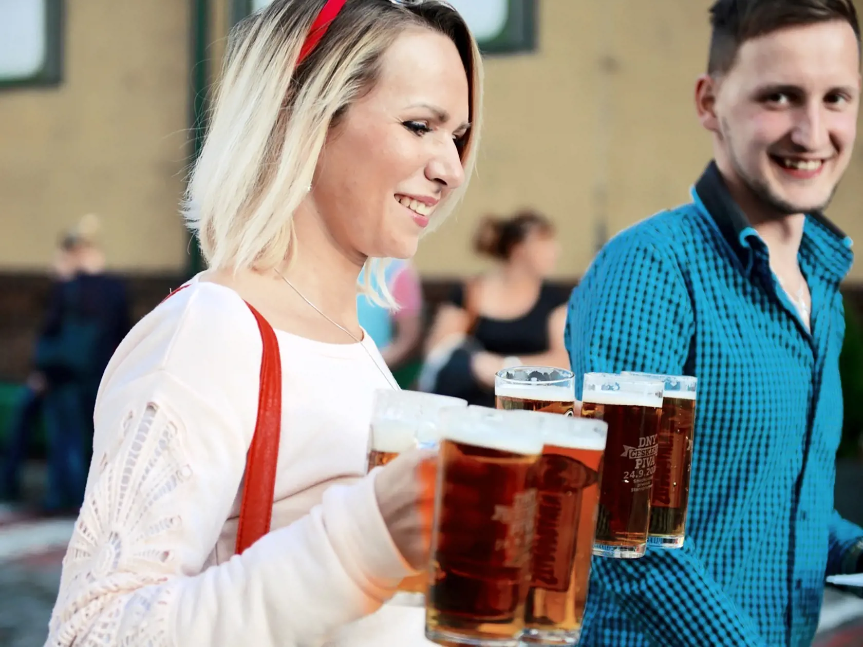 1. Zrýchľuje metabolizmus
Možno to poznáte. Po ťažkom obede si dáte jedno pivo a hneď je vám ľahšie. Nie je to náhoda. Chmeľ dodáva pivu špecifické horké chute, ktoré stimulujú tvorbu tráviacich enzýmov. Výsledok je rýchlejší metabolizmus tukov. Priaznivo pritom pôsobí aj na činnosť žalúdka.