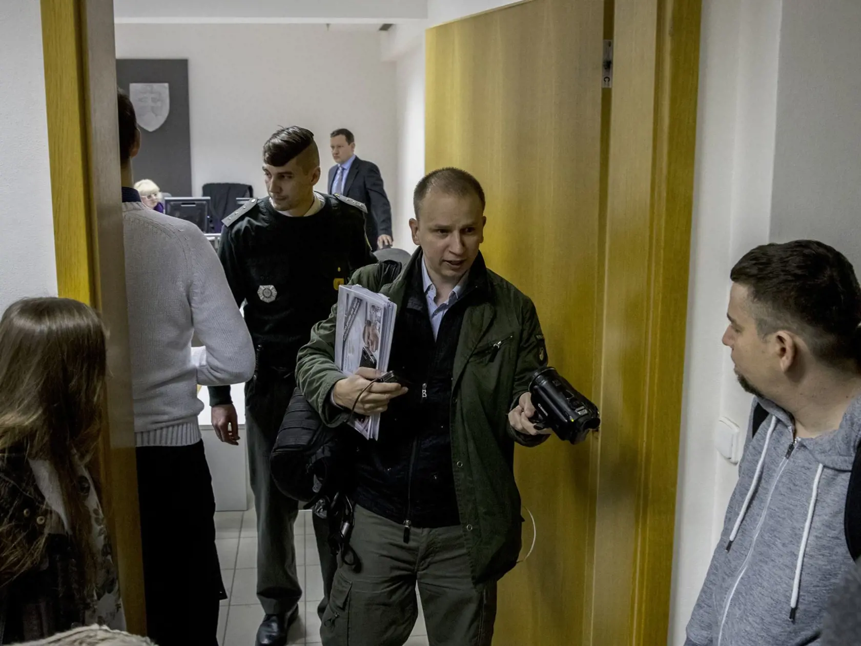Martin Daňo, ktorého žaluje exminister Ján Počiatek odchádzal zo súdu s vysokou pokutou. Päťsto eur mu sudkyňa naparila za používanie kamery, 800 eur za transparent na krku.