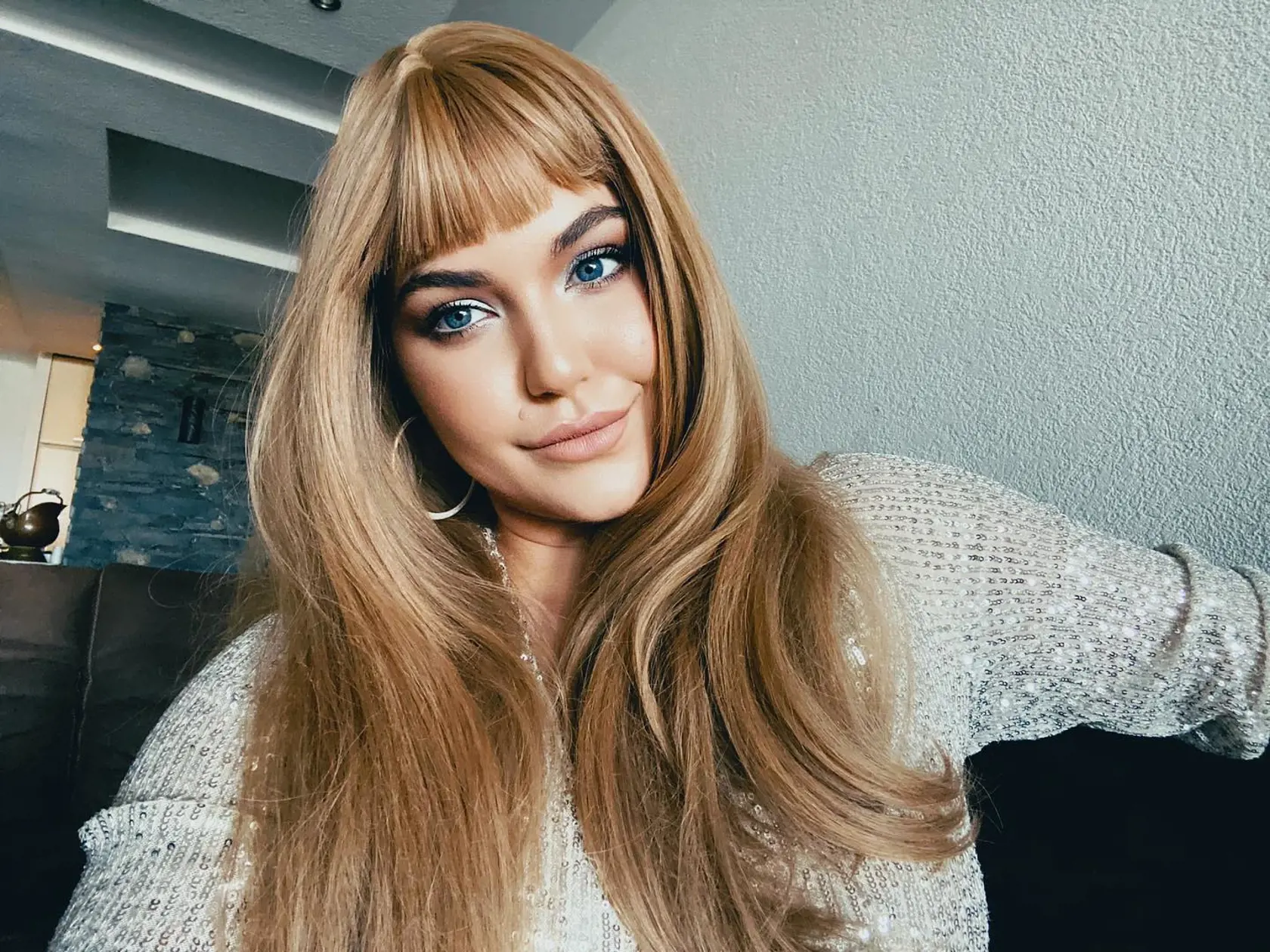 Celeste ako blondína s ofinou.