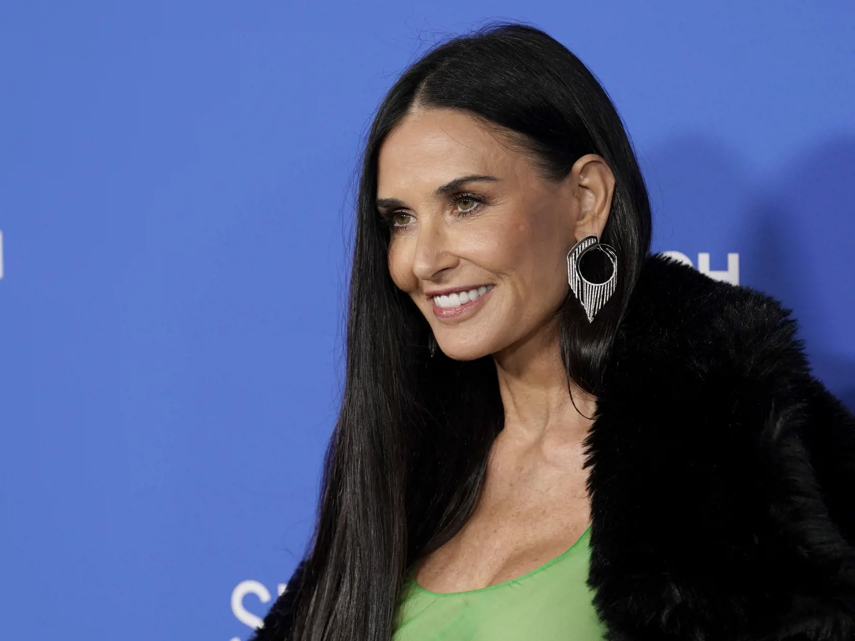 Americká herečka Demi Moorová prichádza na prvé udeľovanie cien organizácie Fashion Trust US Awards v Goya Studios v Los Angeles v noci na 22. marca 2023. Fashion Trust US Awards je nezisková organizácia, ktorá sa zameriava na objavovanie najtalentovanejších mladých dizajnérov. FOTO TASR/AP