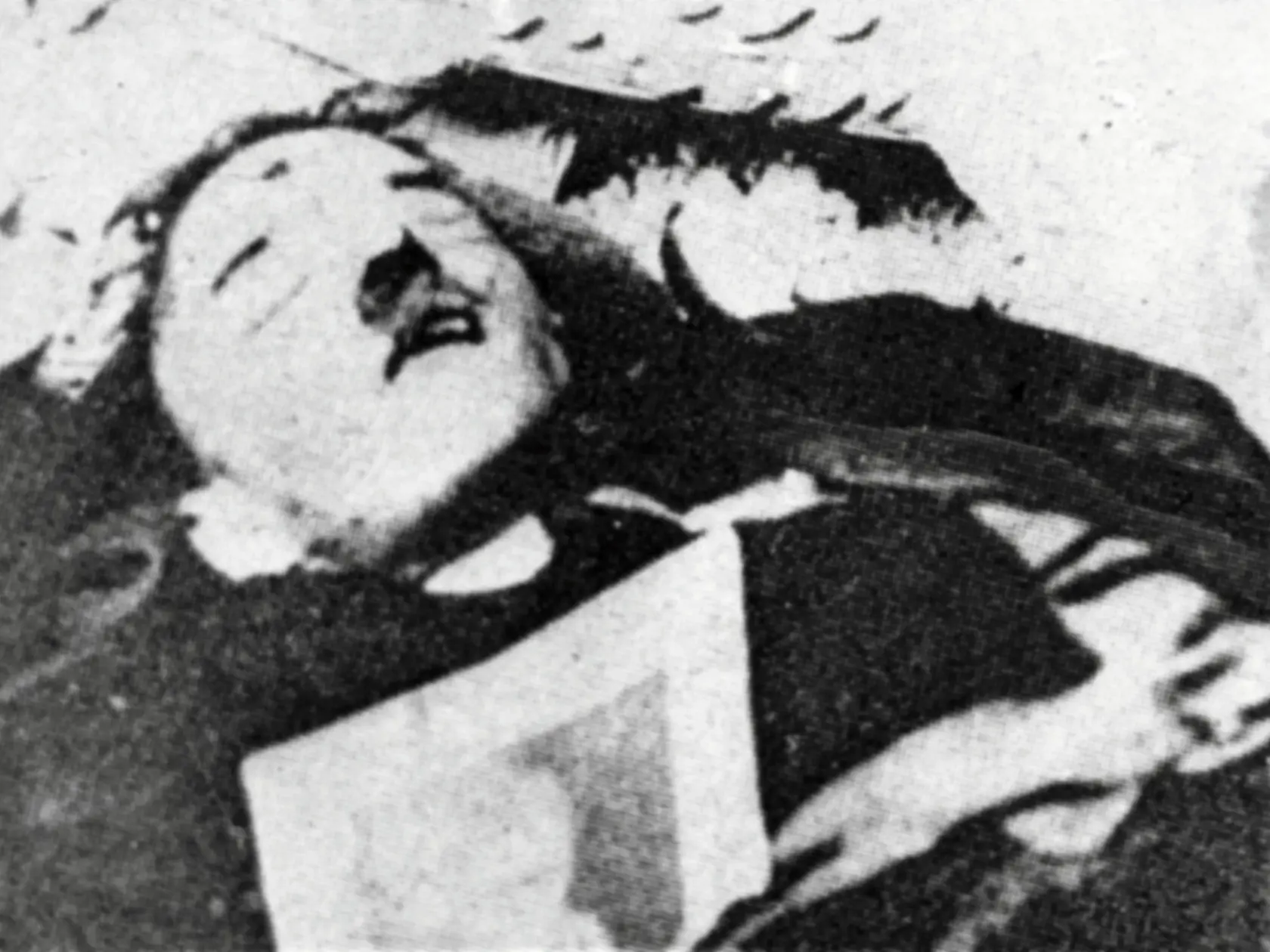 Pán sveta prevažne v bunkroch: Do bunkra pod kancelárstvom, kde spáchal samovraždu, sa presunul v polovici januára 1945. Fotografia mŕtveho nacistického vodcu však nje je pravá, ide o sovietsku propagandu. V komplexe bunkrov Vlčí brloh Hitler prežil v roku 1944 pokus o atentát.
