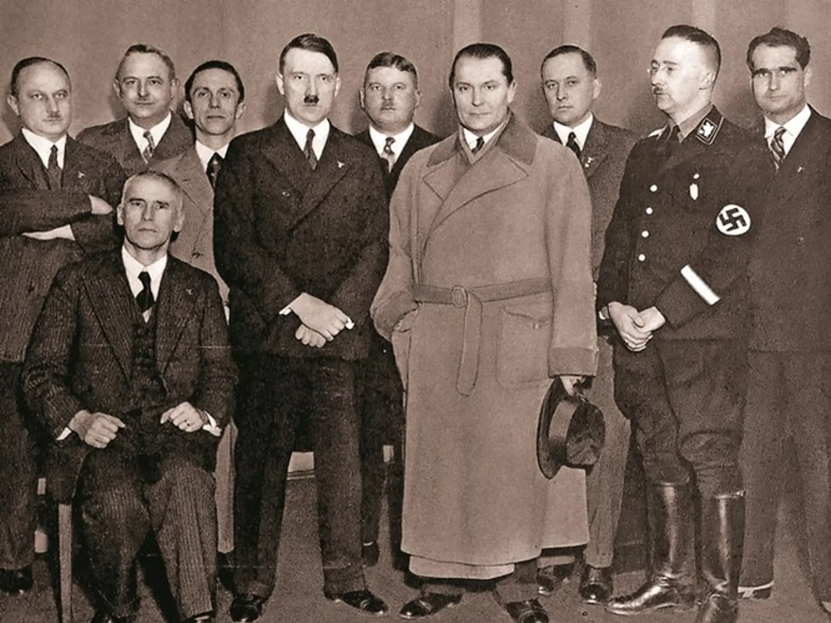 Nacisti  samovrahovia: Elita  Tretej ríše, zľava  Joseph Goebbels,  v popredí Adolf Hitler,  Hermann Göring  a Heinrich Himmler,  vpravo Rudolf Hess.