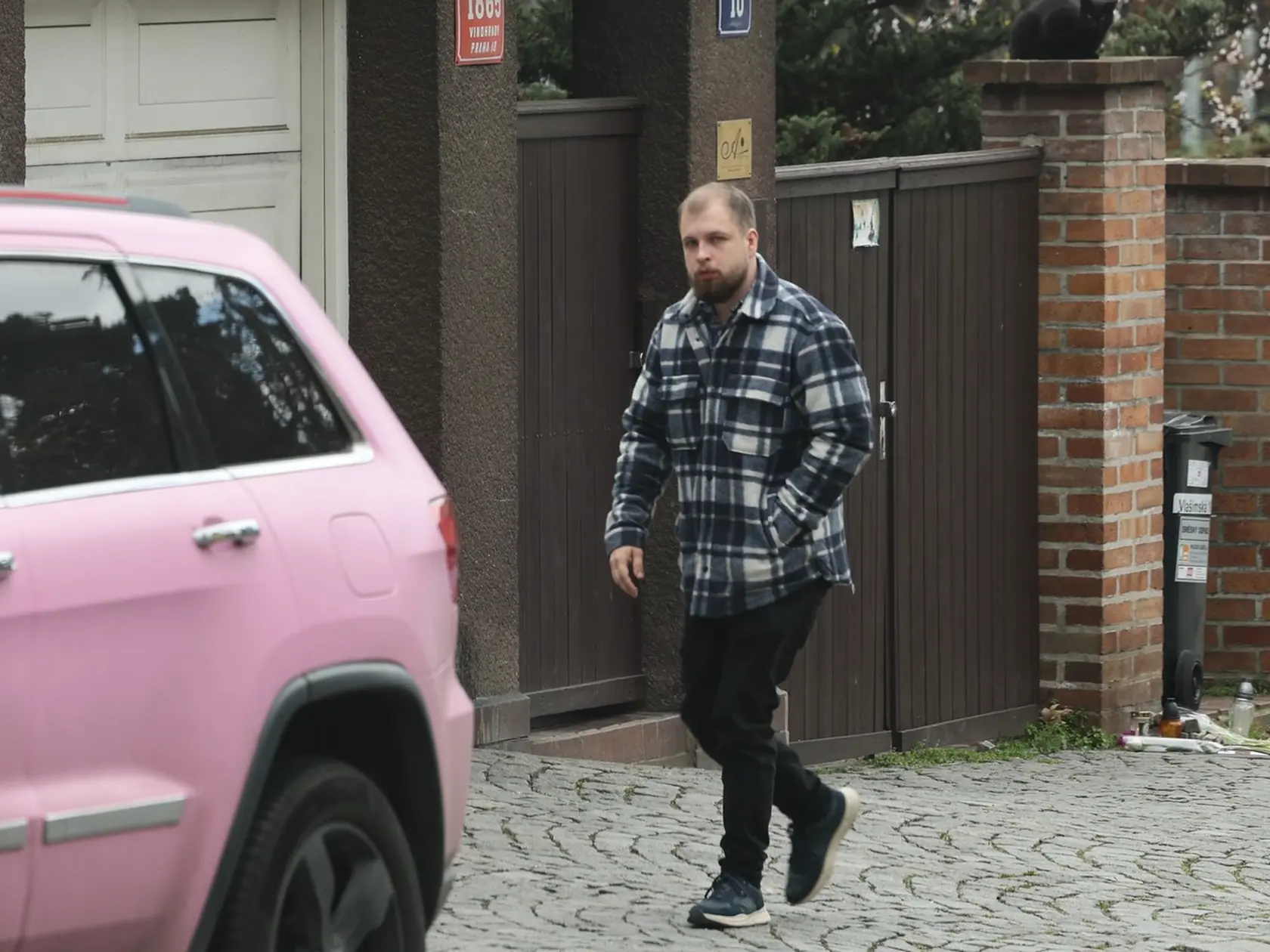  Aničkin partner Matěj Růžička prichádza do domu jej rodičov.