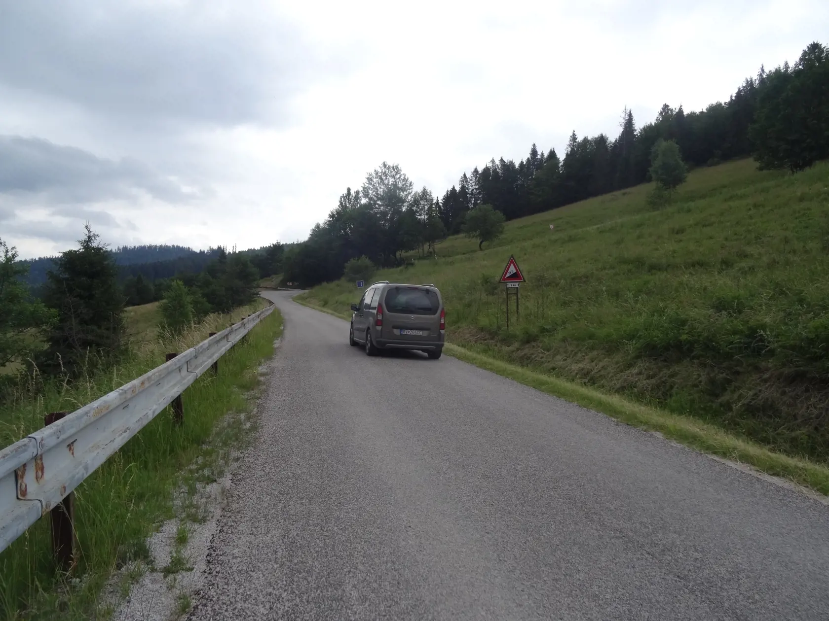 Auto stúpa hore nebezpečným kopcom.