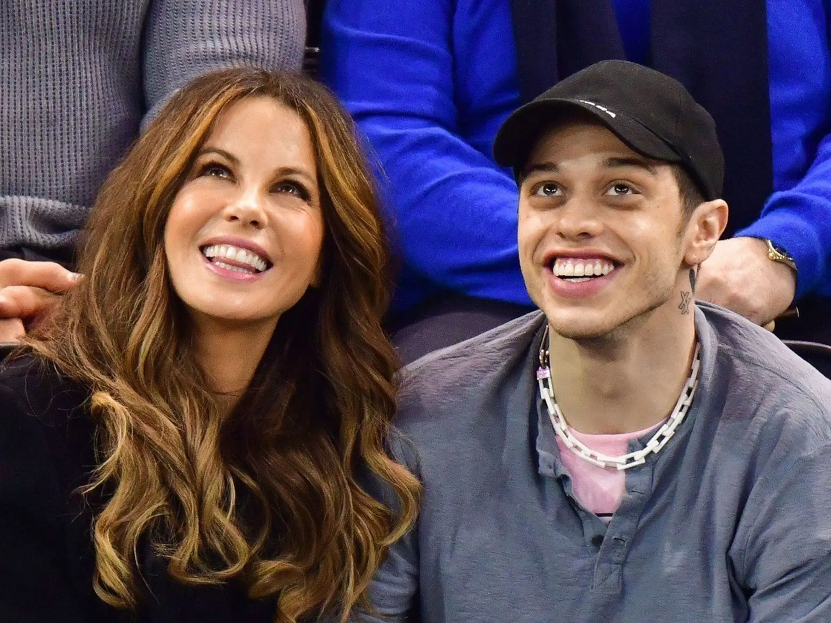 Kate Beckinsale a Pete Davidson sa počas športového zápasu v New Yorku poriadne odviazali.