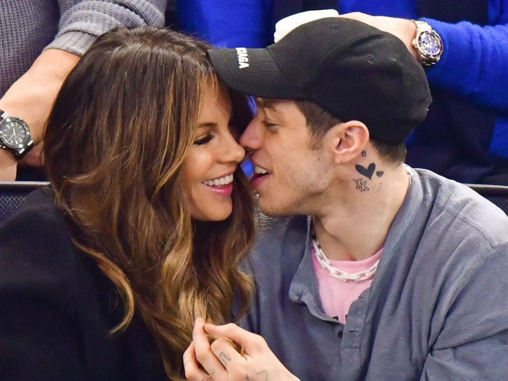 Kate Beckinsale a Pete Davidson sa počas športového zápasu v New Yorku poriadne odviazali.