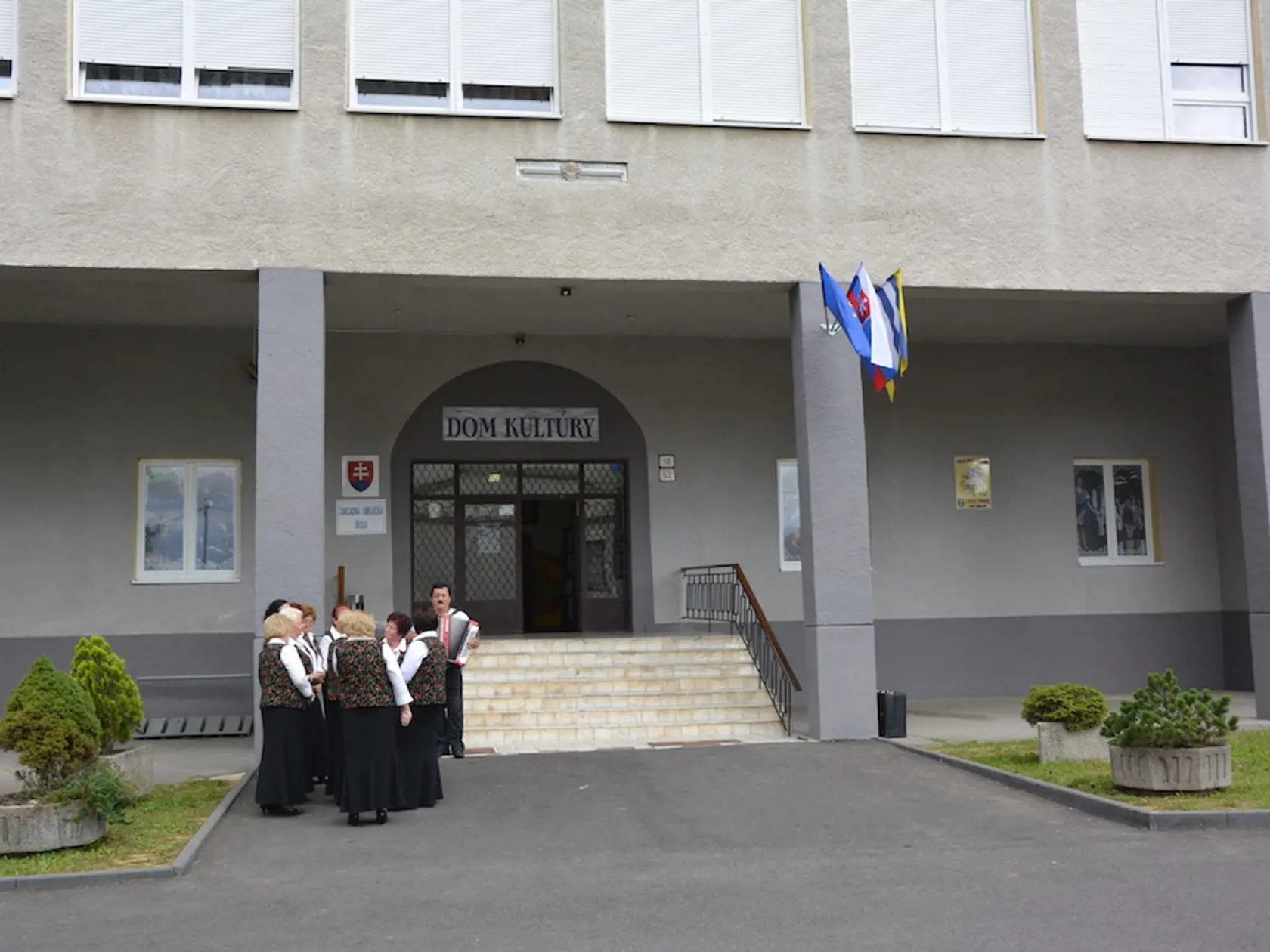 Kultúrny dom v Giraltovciach, kde zasadala v utorok vláda.