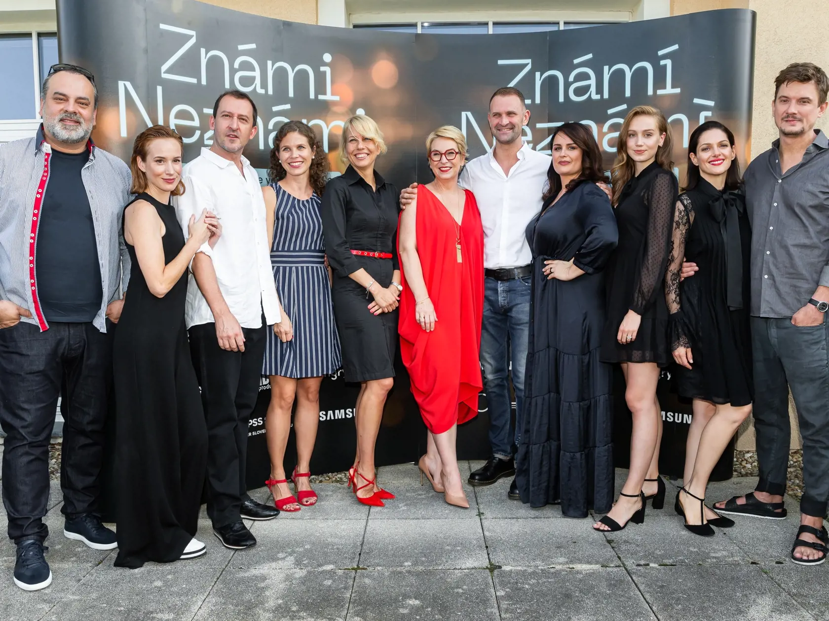 Tlačovka k novému seriálu "Známi neznámi" v jednom z bratislavských hotelov. Na snímke Sväťo Malachovský, Táňa Pauhofová, Martin Hofmann, Wanda Adamík Hrycová, Tomáš Maštalír, Petra Polnišová, Anna Kadeřavkovám Klára Issová a Tomáš Mecháček.