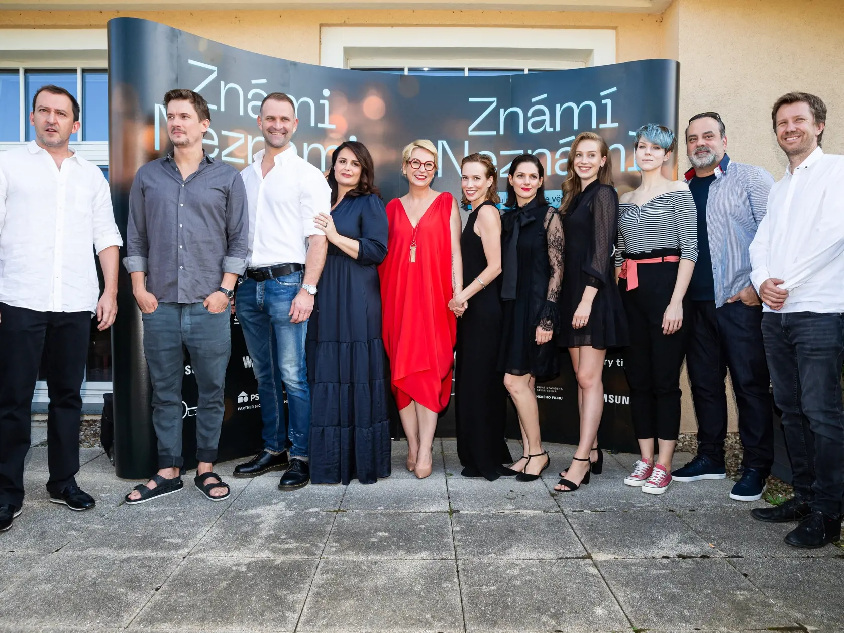 Tlačovka k novému seriálu "Známi neznámi" v jednom z bratislavských hotelov. Na snímke Martin Hofmann, Tomáš Mecháček, Tomáš Maštalír, Petra Polnišová, Wanda Adamík Hrycová, Tána Pauhofová, Klára Issová, Anna Kadeřávková, Sväťo Malachovský a Juraj Brocko. 