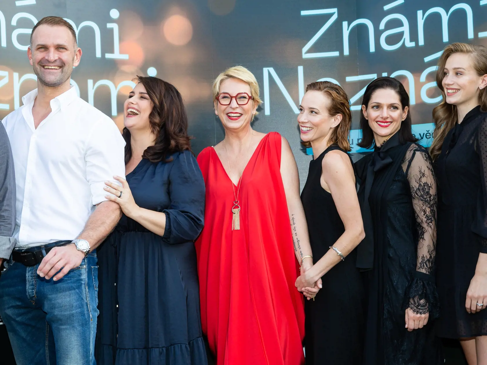 Tlačovka k novému seriálu "Známi neznámi" v jednom z bratislavských hotelov. Na snímke Tomáš Maštalír, Petra Polnišová, Wanda Adamík Hrycová, Tána Pauhofová, Klára Issová a Anna Kadeřávková