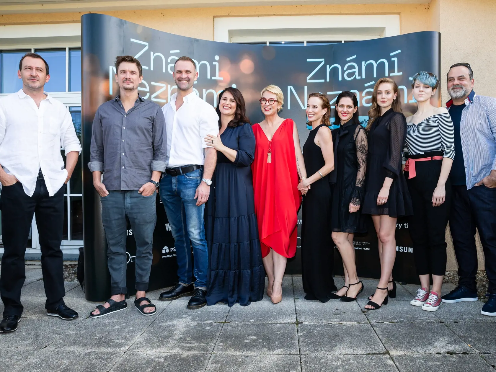 Tlačovka k novému seriálu "Známi neznámi" v jednom z bratislavských hotelov. Na snímke Martin Hofmann, Tomáš Měcháček, Tomáš Maštalír, Petra Polnišová, Wanda Adamík Hrycová, Tána Pauhofová, Klára Issová, Anna Kadeřávková a Svaťo Malachovský.