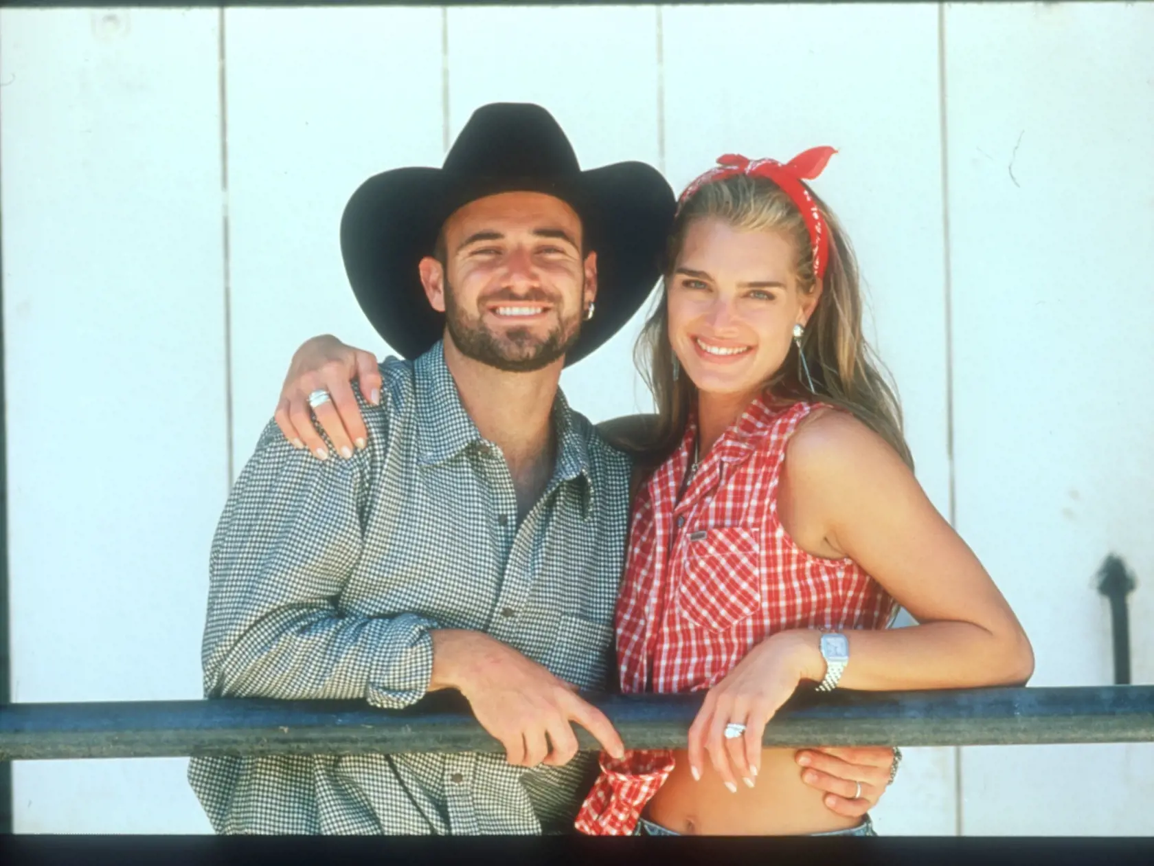 Tenista Andrea Agassi takto požiadal o ruku svoju priateľku Brooke Shields v roku 1997 v Kalifornii. Žiarila rovnako ako prsteň na jej ruke, vzali sa ten istý rok a o dva roky bolo po všetkom.