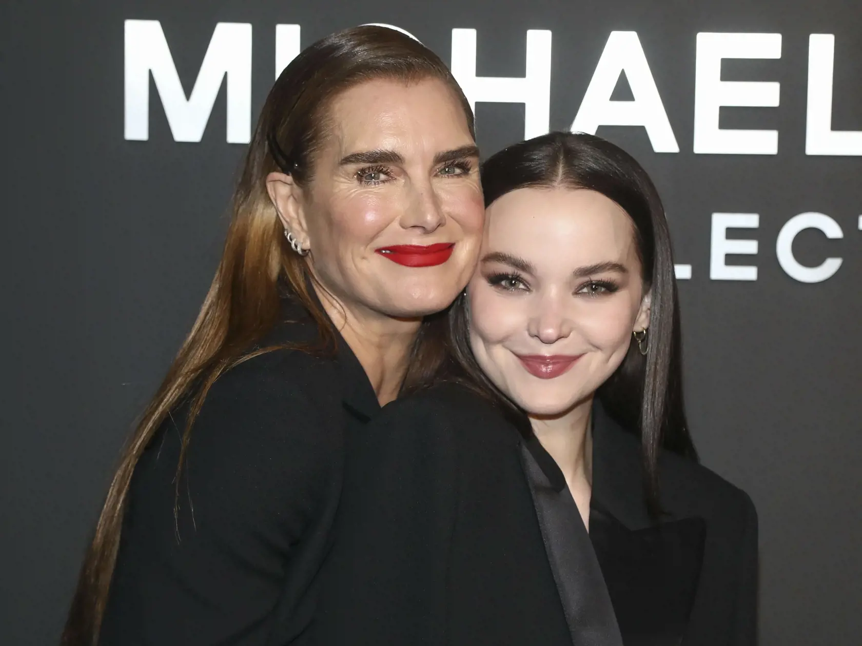 EBE 52 New York - Na snímke americké herečka, zľava Brooke Shieldsová a Dove Cameron prichádzajú na prehliadku dámskej kolekcie Michela Korsa pre sezónu jeseň/zima 2022 v rámci týždňa módy v New Yorku v noci na 16. februára 2022. FOTO TASR/AP

Actors Brooke Shields, left, and Dove Cameron, right, attend the NYFW Fall/Winter 2022 Michael Kors fashion show at Terminal 5 on Tuesday, Feb. 15, 2022, in New York. (Photo by Andy Kropa/Invision/AP)
