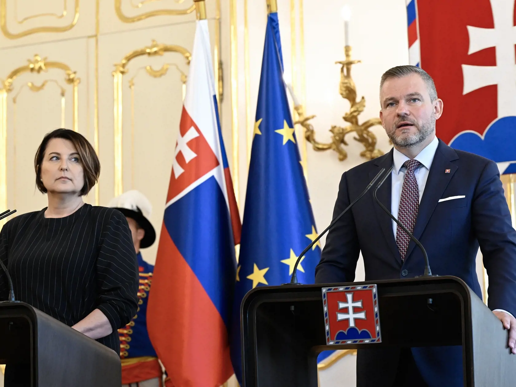 Na snímke vpravo prezident SR Peter Pellegrini a vľavo predsedníčka Súdnej rady SR Marcela Kosová počas vyhlásenia po spoločnom rokovaní v Prezidentskom paláci 15. júla 2024 v Bratislave. FOTO TASR - Pavel Neubauer