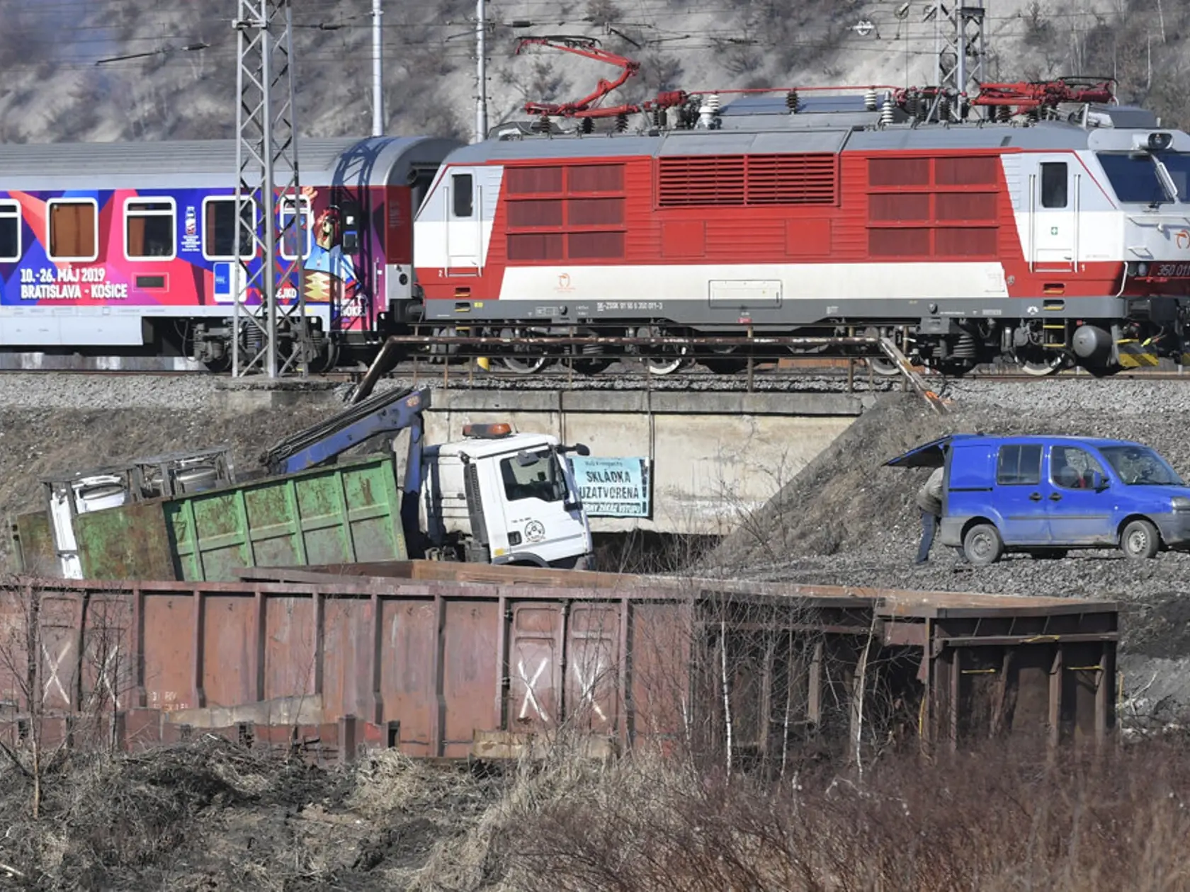 Vykoľajené vagóny rozpaľujú na dvestokilové časti.