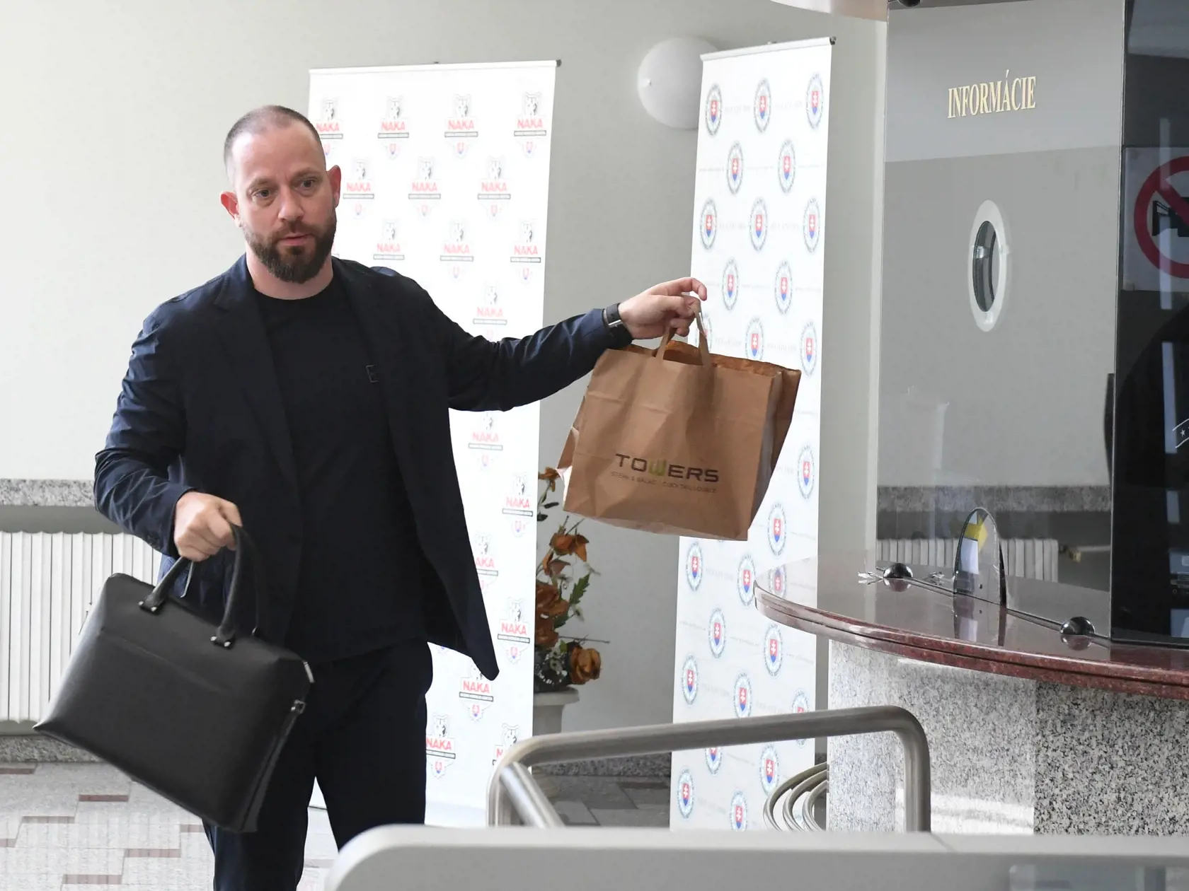 Na snímke advokát Marek Para prichádza na Prezídium Policajného zboru v súvislosti so zadržaním svojho klienta, bývalého policajného prezidenta Tibora G. v Bratislave v piatok 11. augusta 2023. Počas akcie s krycím názvom Ezechiel 7 boli zadržané dve obvinené osoby T.G. a R.S, a to v súvislosti s podozrením z korupčnej trestnej činnosti," uviedlo  Prezídium Policajného zboru. Obvinený mal byť okrem Tibora G. aj podnikateľ Norbert B.