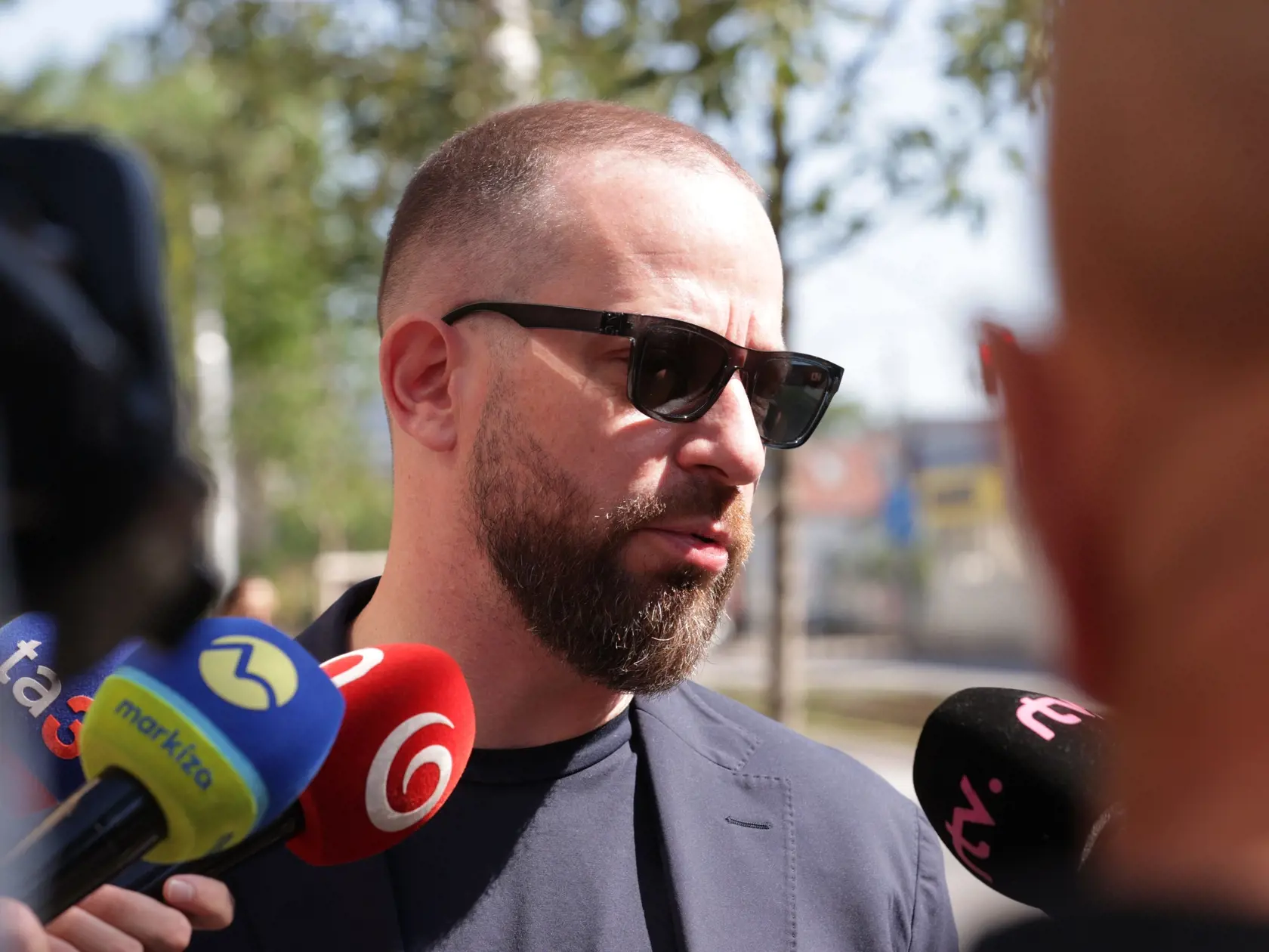 Na snímke advokát Marek Para odpovedá na otázky novinárov v súvislosti so zadržaním svojho  klienta, bývalého policajného prezidenta Tibora G. pred budovou Prezídia Policajného zboru SR v Bratislave v piatok 11. augusta 2023. Počas akcie s krycím názvom Ezechiel 7 boli zadržané dve obvinené osoby T.G. a R.S, a to v súvislosti s podozrením z korupčnej trestnej činnosti," uviedlo  Prezídium Policajného zboru. Obvinený mal byť okrem Tibora G. aj podnikateľ Norbert B.