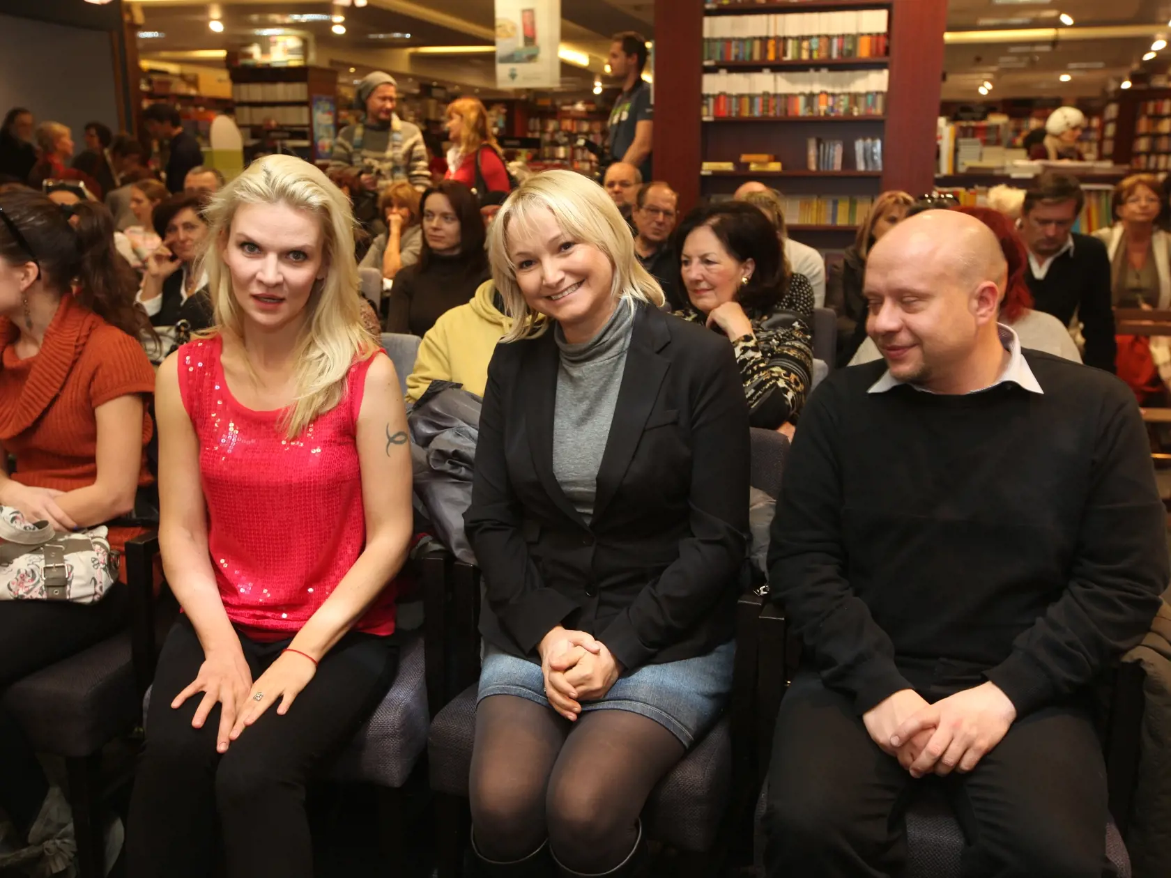 Krst detskej knihy básní - Básničky spod perinky v Bratislave za účasti viacerých známych tvárí. Na snímke zľava je Nina Cohen, Anka Šišková a Marián Labuda ml.