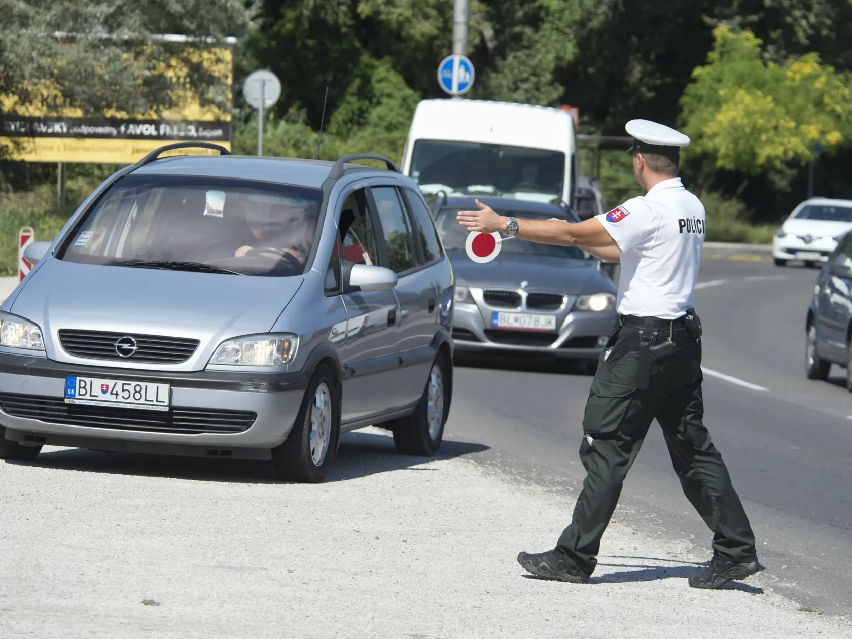 Keď vás zastaví policajná hliadka, pripravte si zelenú kartu.