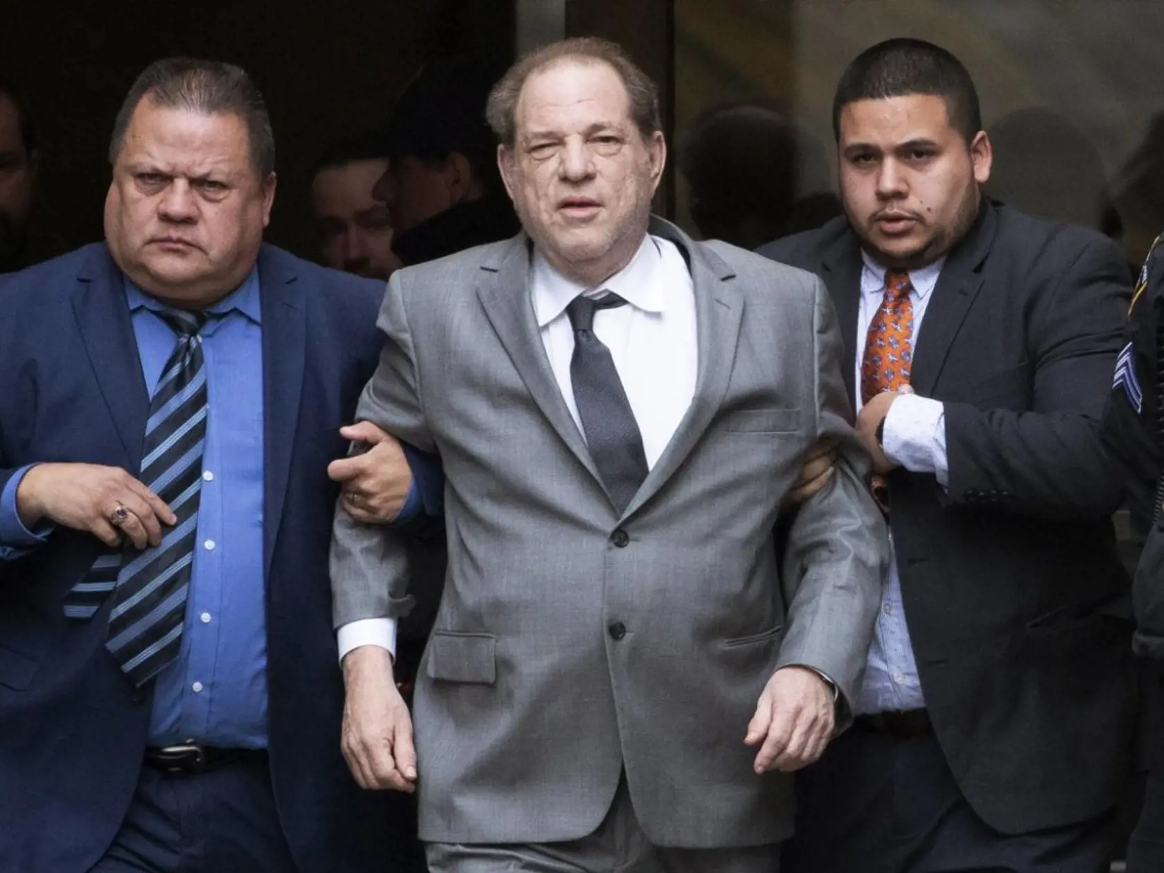 Harwey Weinstein (67) nevládze sám chodiť. Pomáha si vozíkom, alebo ochrankármi.