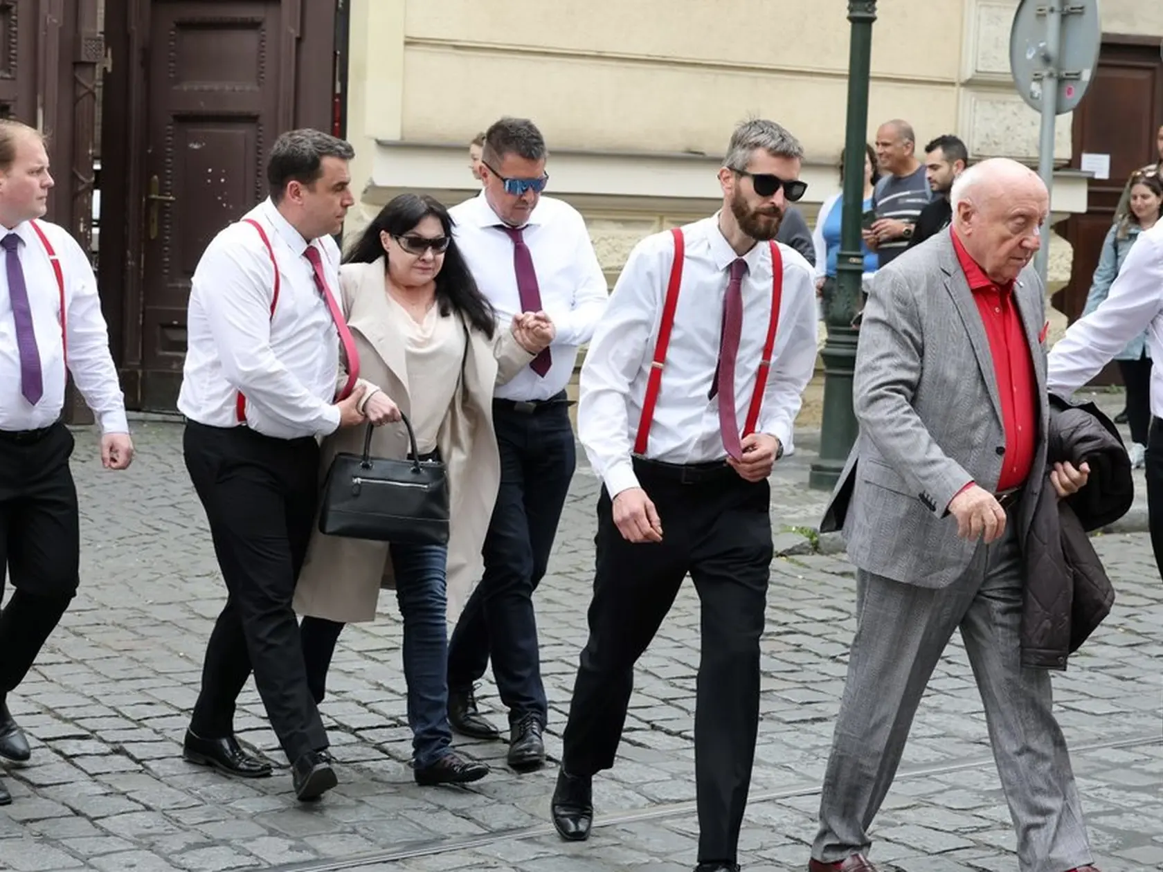 15. apríl 2025: Posledná rozlúčka s Aničkou Slováčkovou (†29): Na snímke zdrvená mama Dáda Patrasová, ktorá prišla v rifliach - podľa želania dcéry si nedala nič čierne na seba.