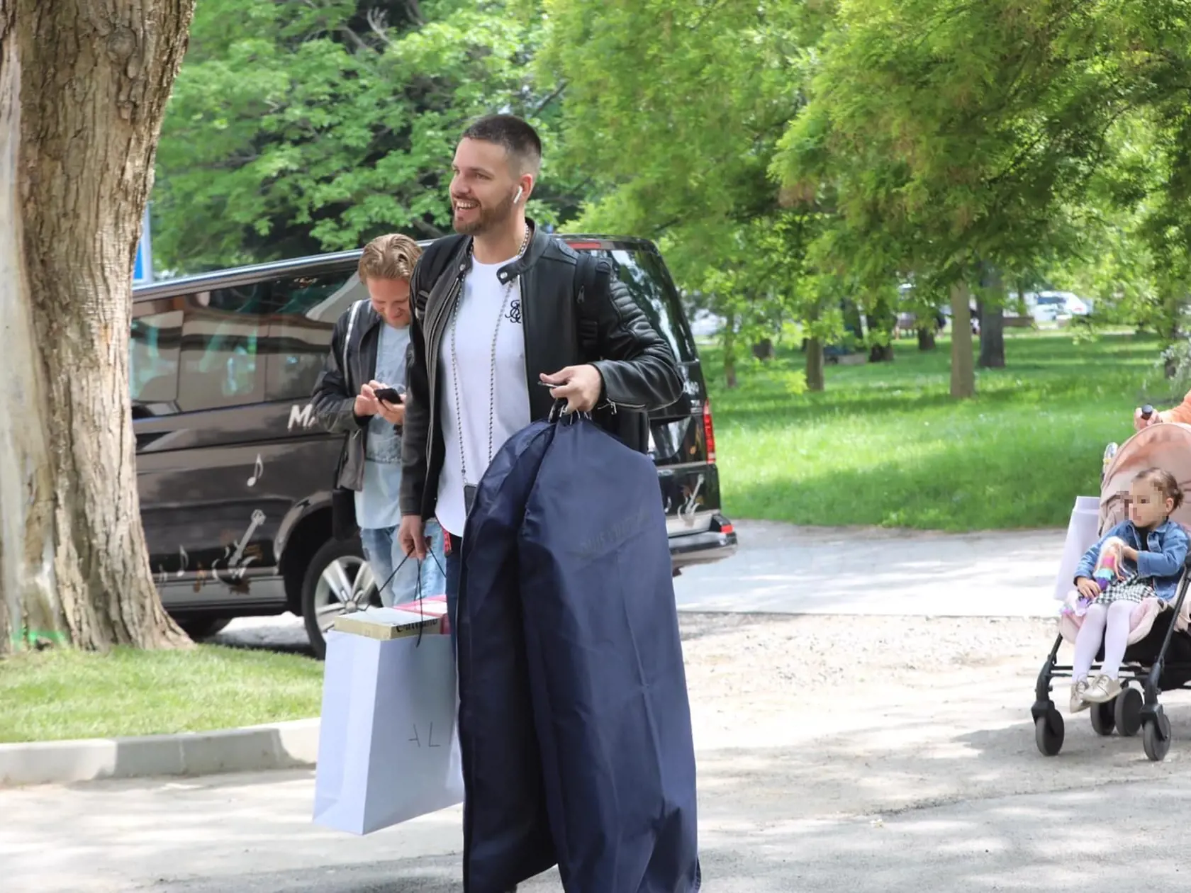 Raper Ego s manželkou a deťmi prichádza do Zámku v Pezinku.