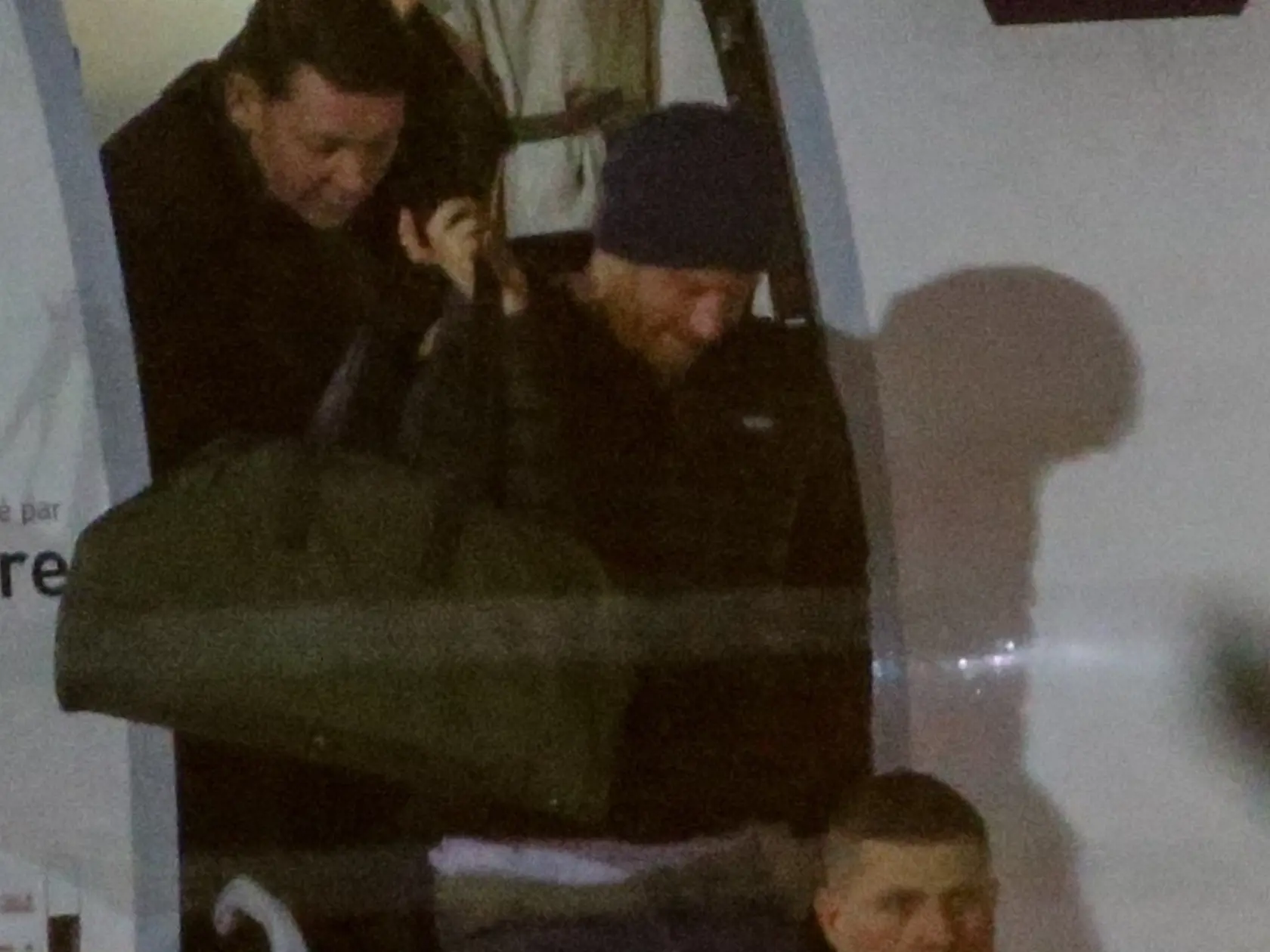 Princ Harry mal na hlave tmavomodrú čiapku, oblečenú mal zimnú bundu, rifle a v rukách držal tmavozelenú cestovnú tašku.