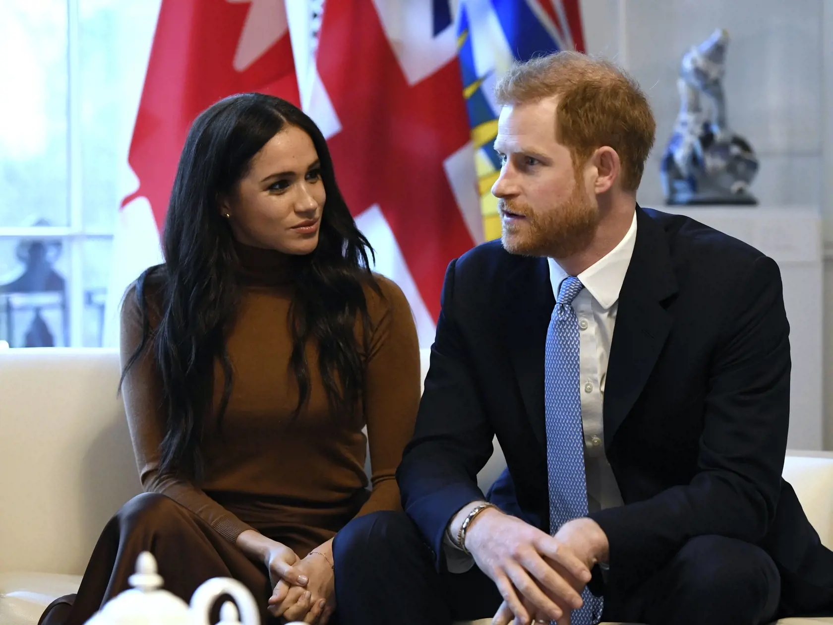 Prvé kráľovské povinnosti Meghan a princa Harryho v tomto roku. Spoločne navštívili Kanadský dom v Londýne. Práve v Kanade trávili ako rodina vianočné sviatky. Reč tela vojvodkyne a vojvodu zo Sussexu naznačovala, že sú si oporou.