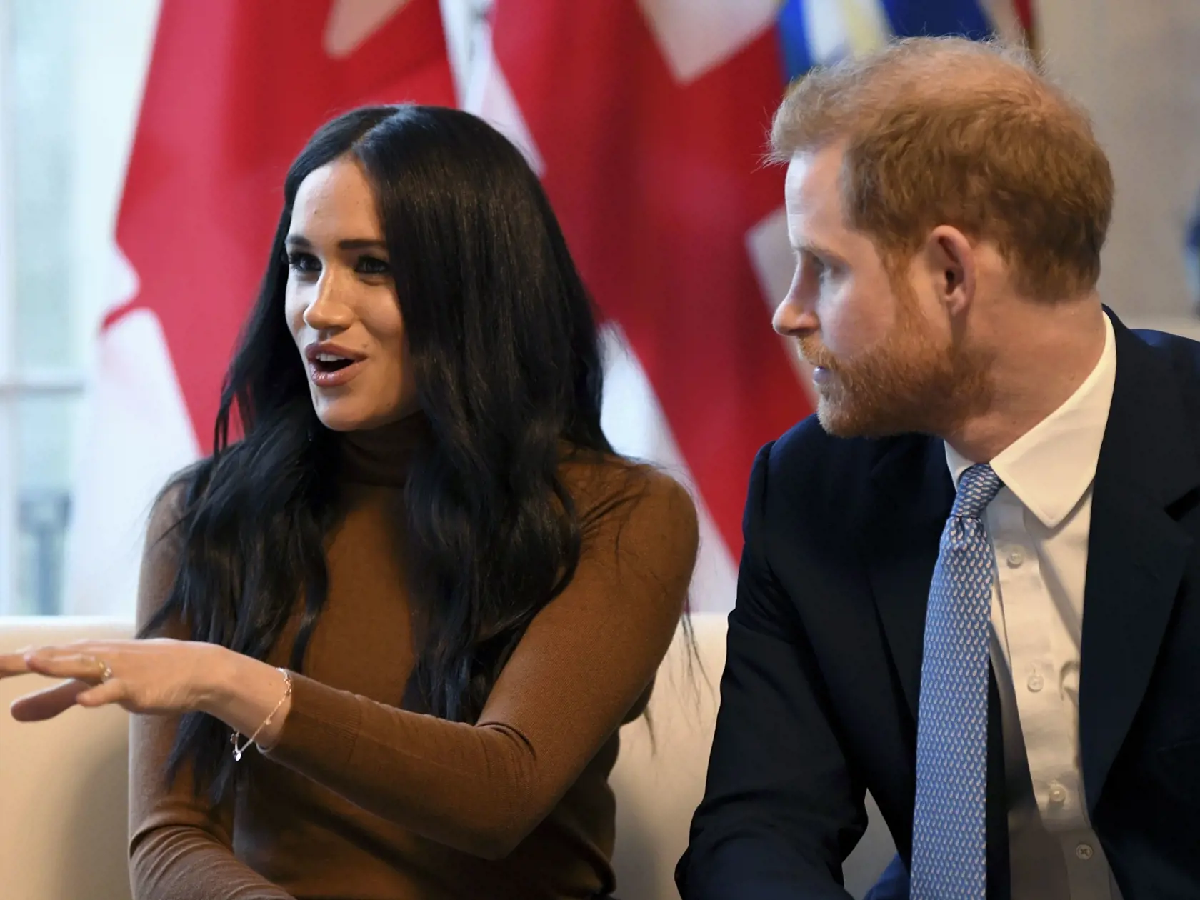 Prvé kráľovské povinnosti Meghan a princa Harryho v tomto roku. Spoločne navštívili Kanadský dom v Londýne. Práve v Kanade trávili ako rodina vianočné sviatky. Reč tela vojvodkyne a vojvodu zo Sussexu naznačovala, že sú si oporou.