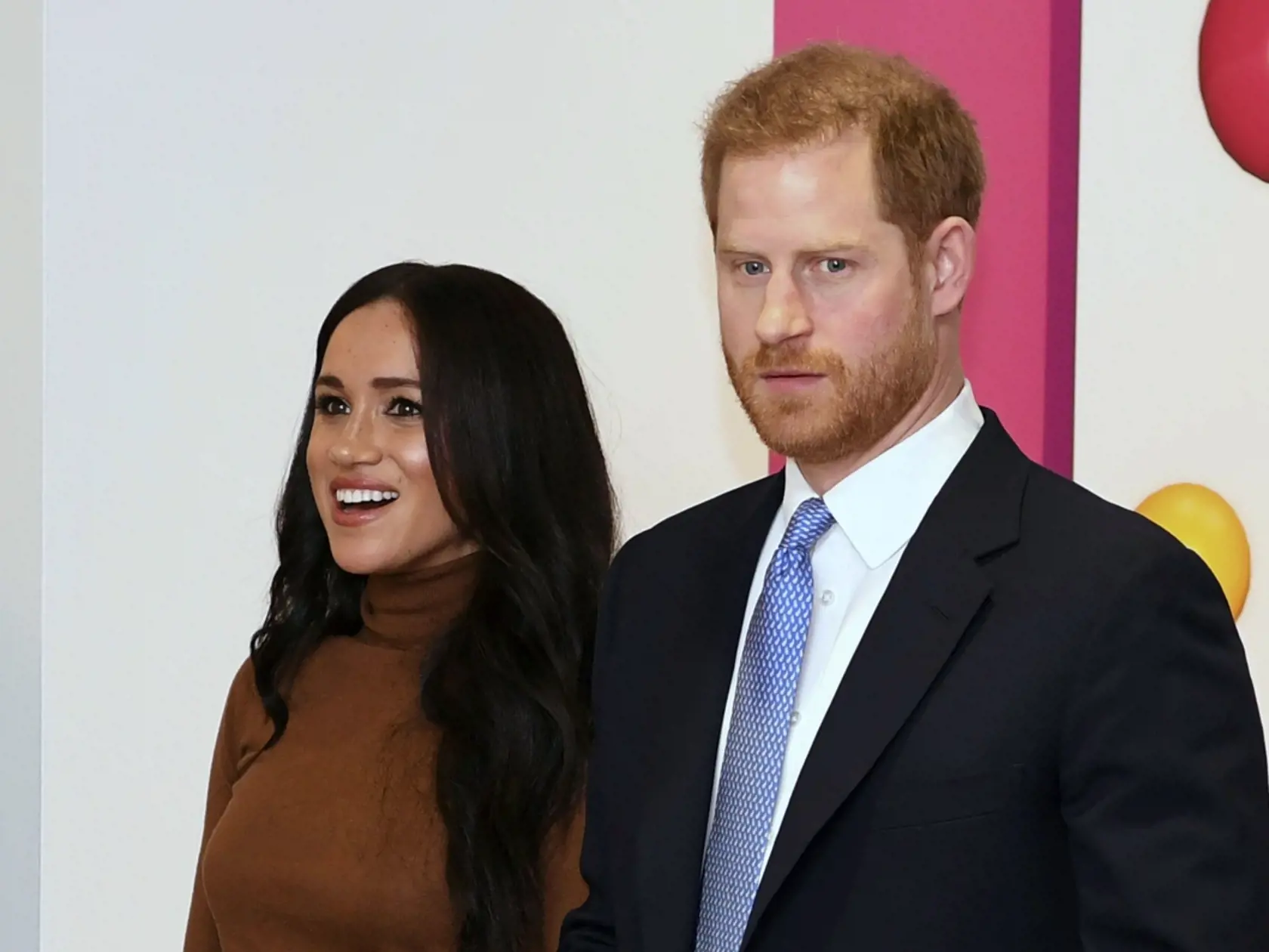 Prvé kráľovské povinnosti Meghan a princa Harryho v tomto roku. Spoločne navštívili Kanadský dom v Londýne. Práve v Kanade trávili ako rodina vianočné sviatky. Reč tela vojvodkyne a vojvodu zo Sussexu naznačovala, že sú si oporou.