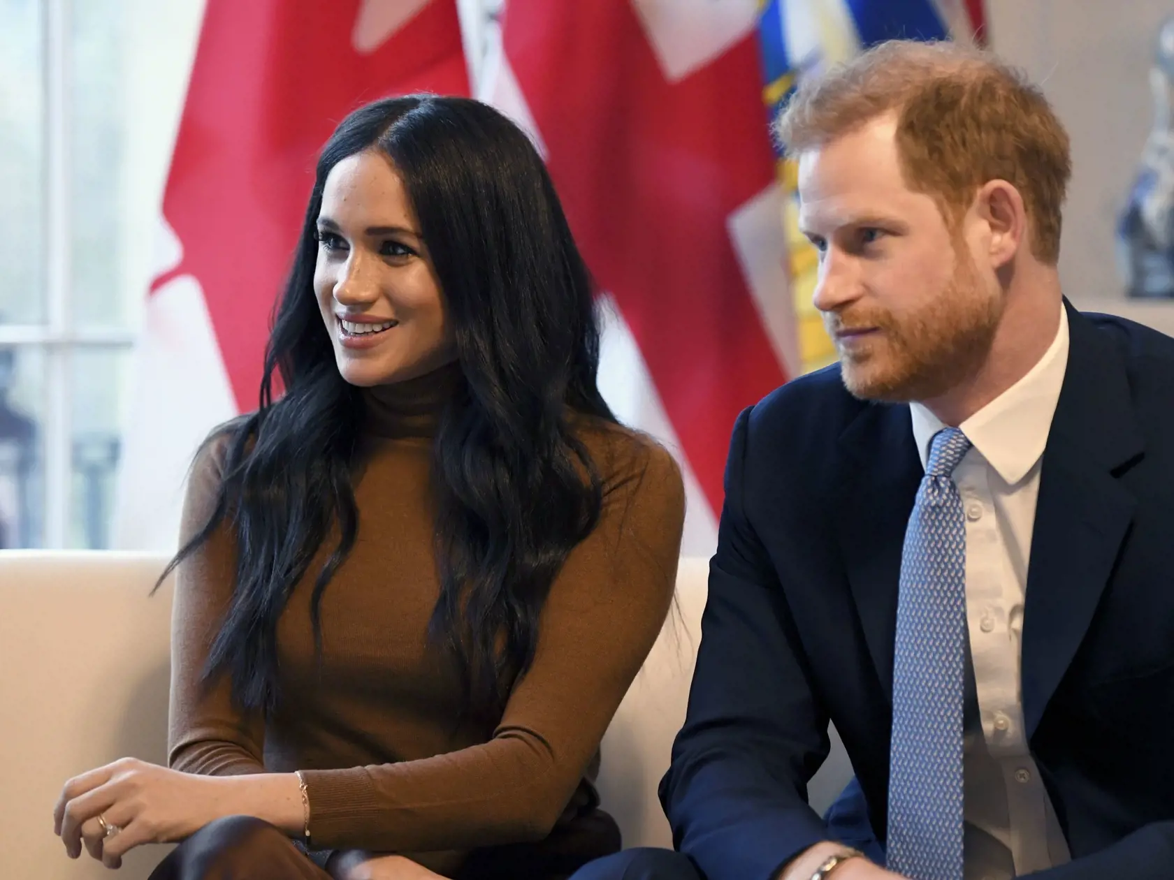 Prvé kráľovské povinnosti Meghan a princa Harryho v tomto roku. Spoločne navštívili Kanadský dom v Londýne. Práve v Kanade trávili ako rodina vianočné sviatky. Reč tela vojvodkyne a vojvodu zo Sussexu naznačovala, že sú si oporou.