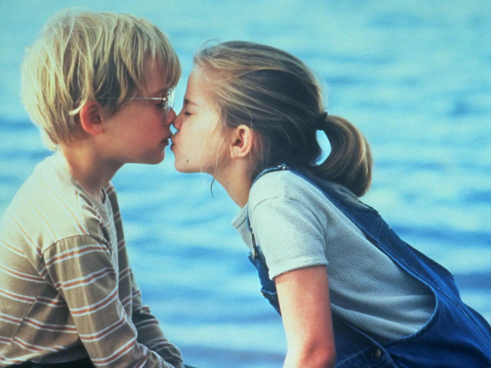 Macaulay Culkin a Anna Chlumsky vo filme Moja prvá láska. 