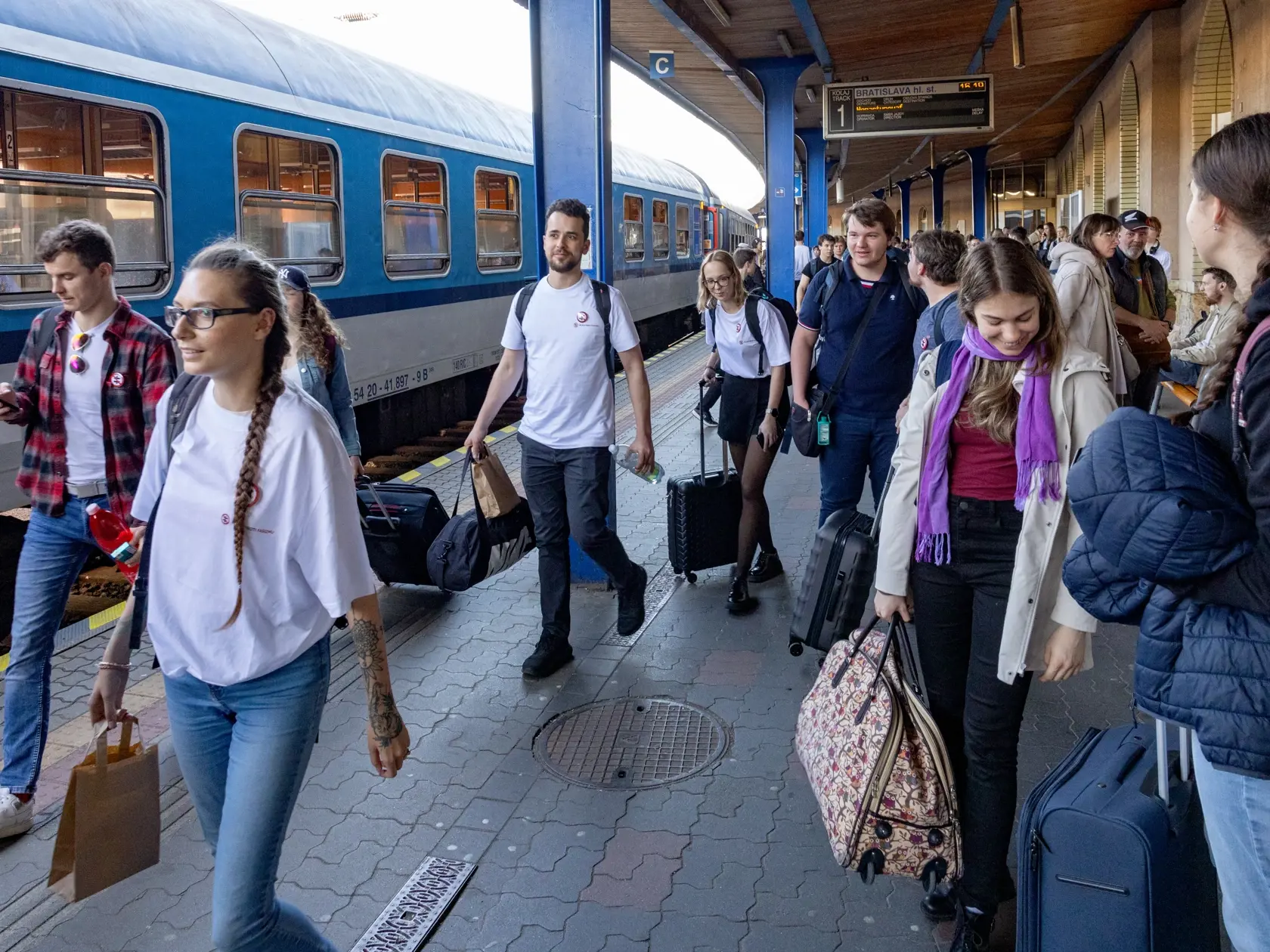 Príchod tzv. volebného vlaku z Prahy a Brna, ktorý má prispieť k zvýšeniu volebnej účasti v nastávajúcich prezidentských voľbách na Slovensku. O jeho vypravenie sa zaslúžilo občianske združenie Mladí proti fašizmu, ktorí iniciovali verejnú zbierku.