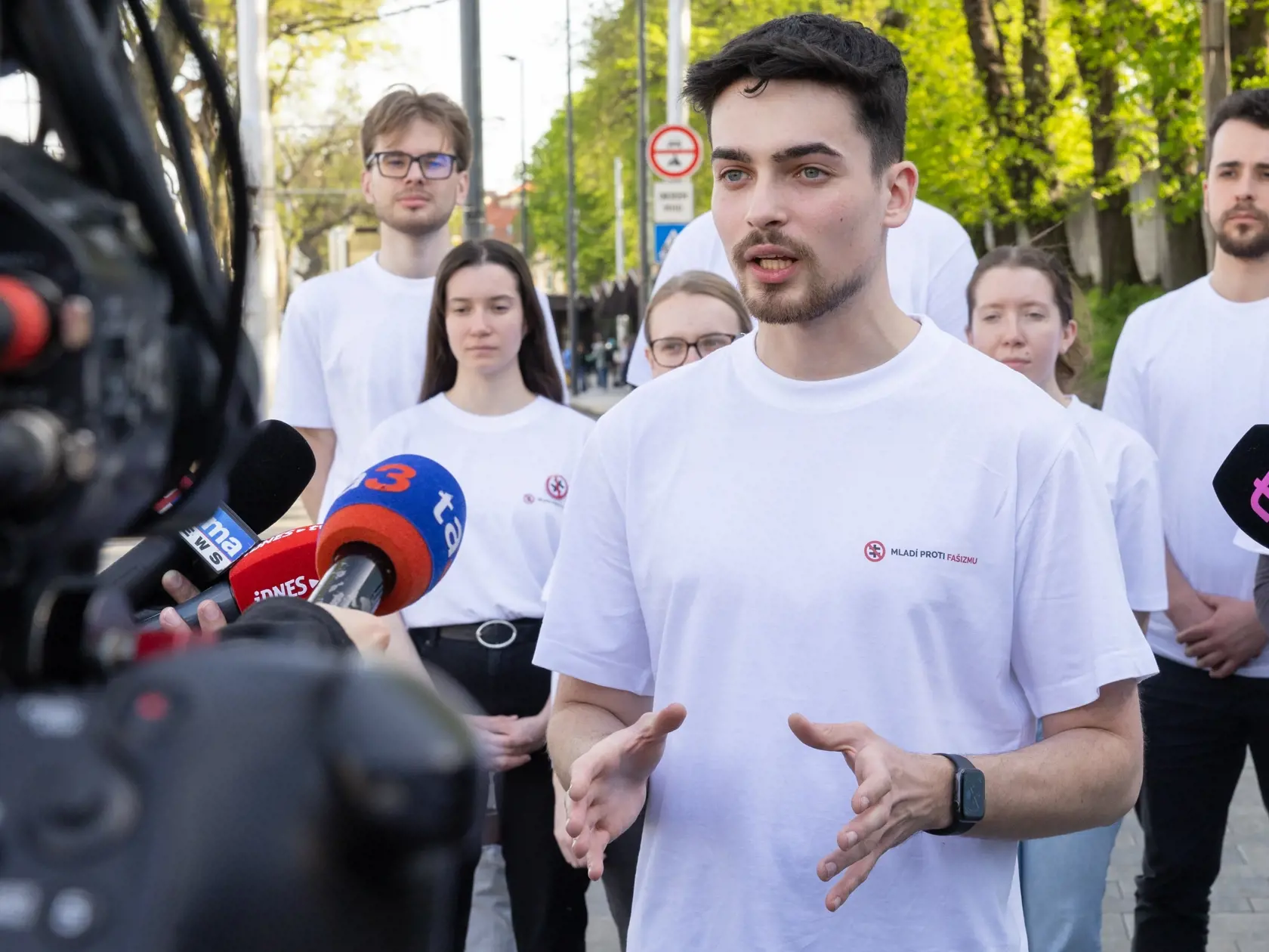 Predseda občianskeho združenia Mladí Marek Mach na krátkej tlačovke po príchode volebného vlaku do Bratislavy.