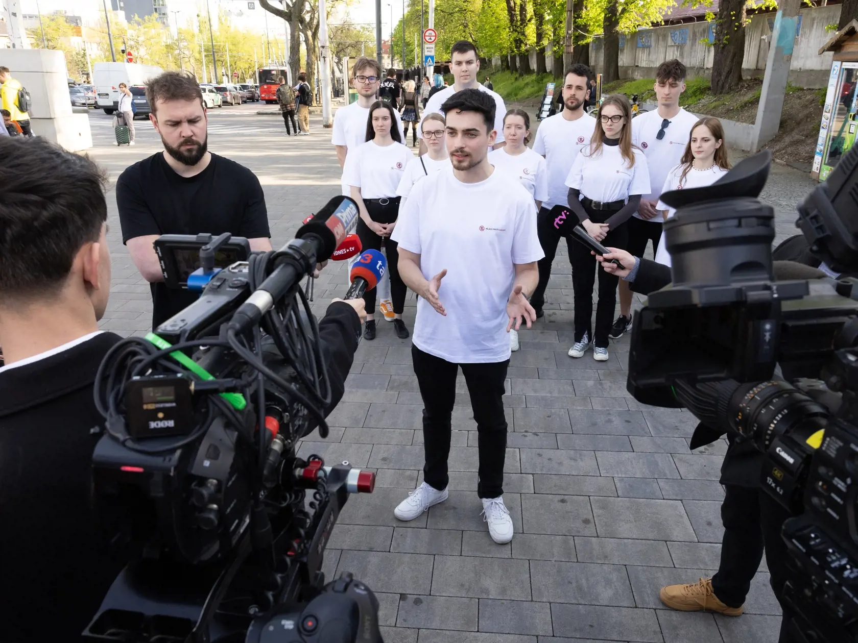 Predseda občianskeho združenia Mladí Marek Mach na krátkej tlačovke po príchode volebného vlaku do Bratislavy.