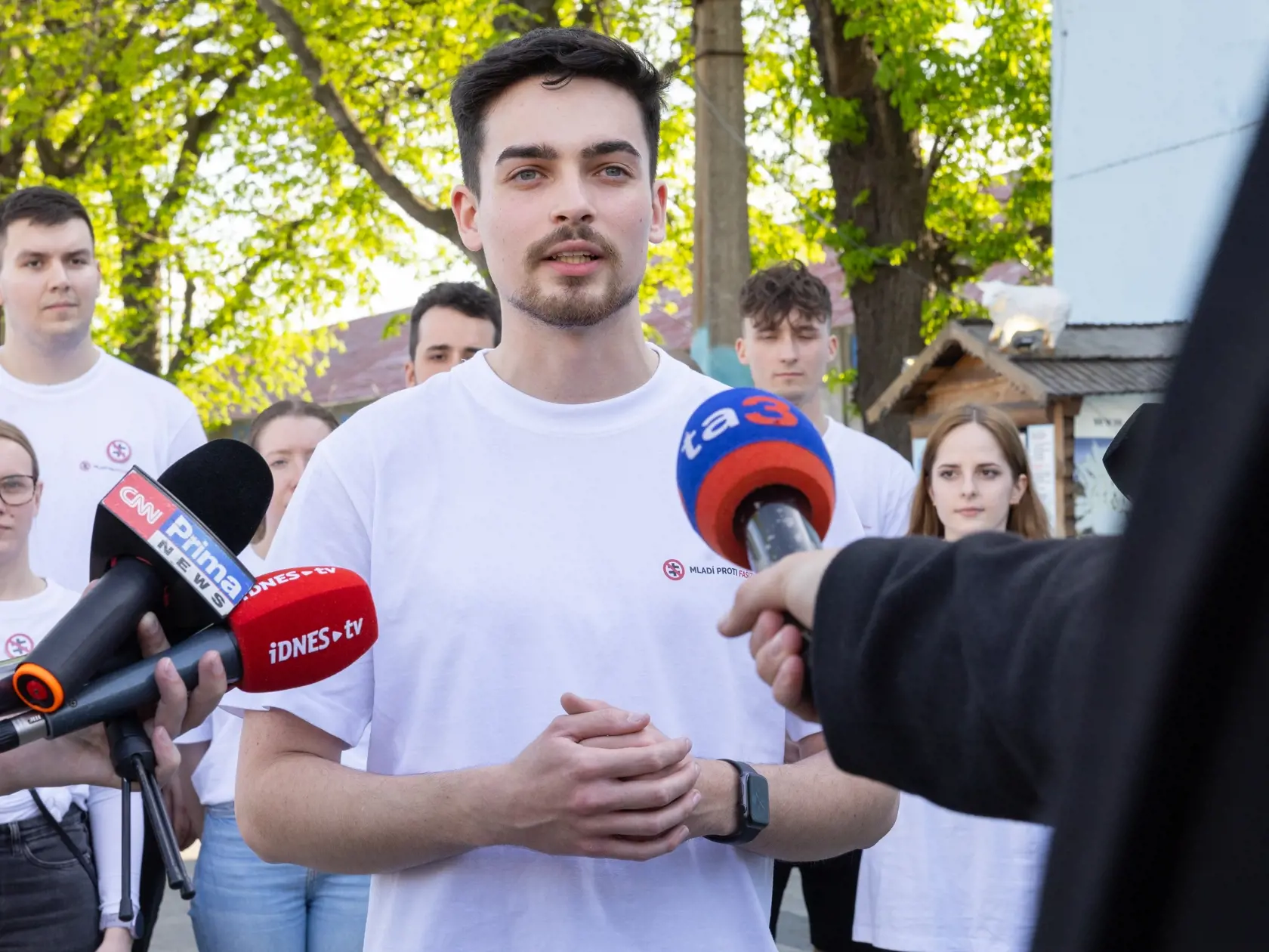 Príchod tzv. volebného vlaku z Prahy a Brna, ktorý má prispieť k zvýšeniu volebnej účasti v nastávajúcich prezidentských volbách na Slovensku. O jeho vypravenie sa zaslúžilo občianske združenie Mladí proti fašizmu, ktorí iniciovali verejnú zbierku. Na snímke je Marek Mach, spoluorganizátor akcie.