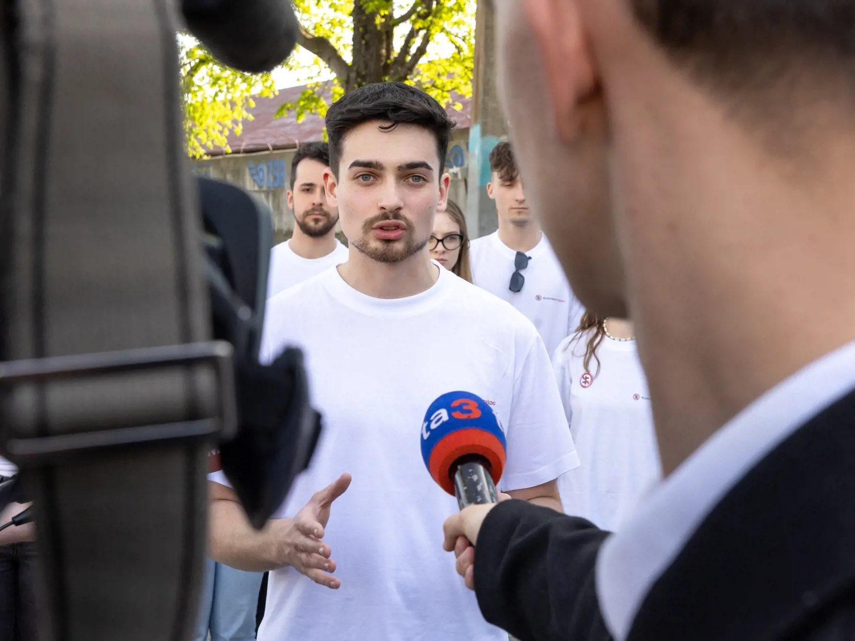 Predseda občianskeho združenia Mladí Marek Mach na krátkej tlačovke po príchode volebného vlaku do Bratislavy.