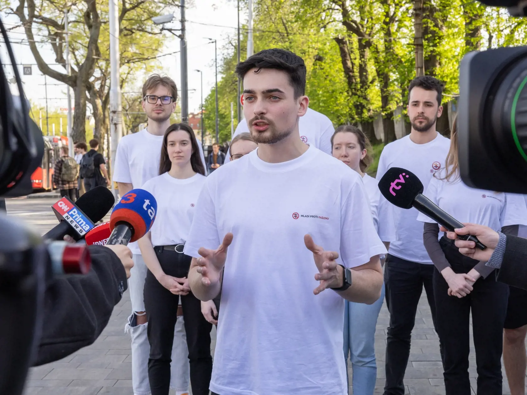 Predseda občianskeho združenia Mladí Marek Mach na krátkej tlačovke po príchode volebného vlaku do Bratislavy.
