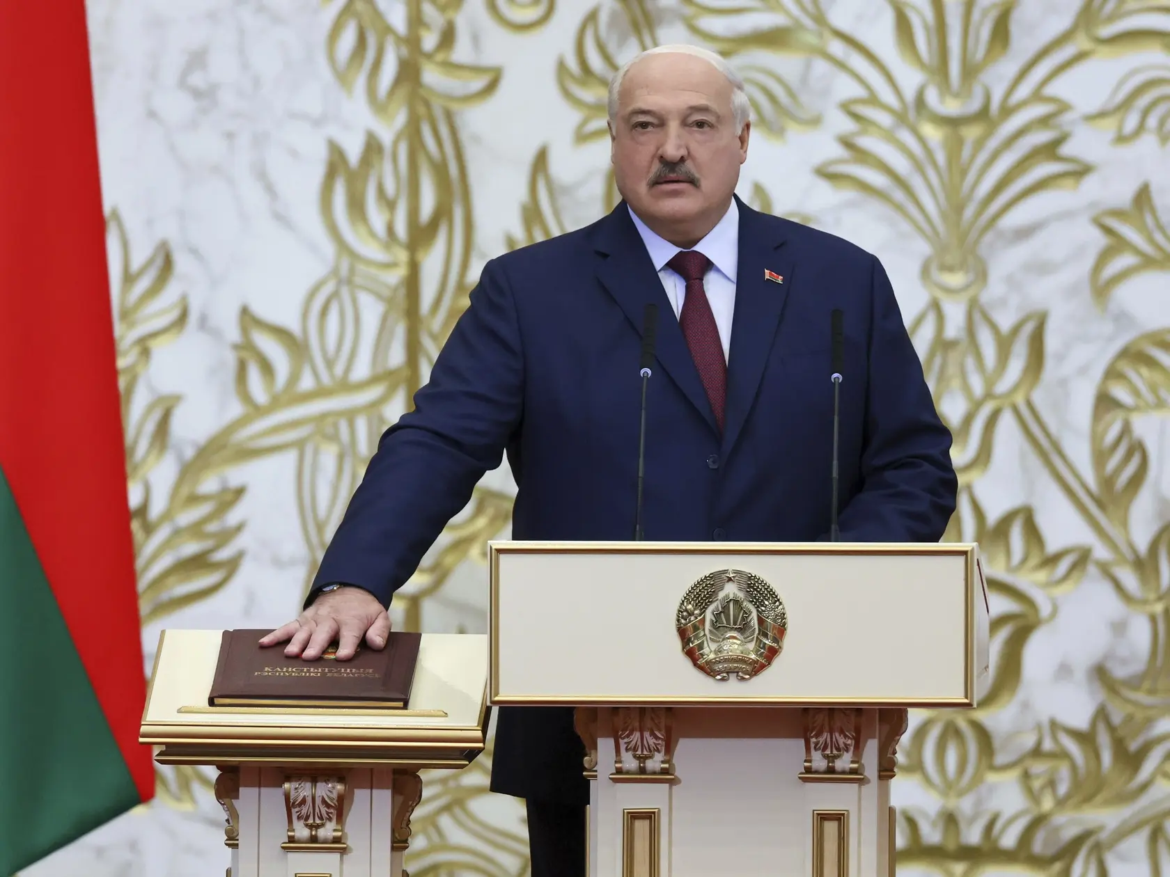 Bieloruský prezident  Alexandr Lukašenko skladá sľub počas jeho inaugurácie v Minsku 25. marca 2025.