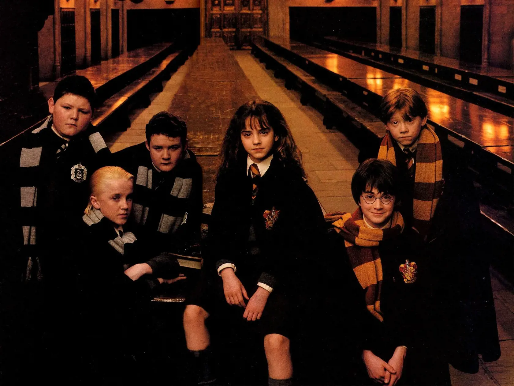 Skupinka čarodejníckych učňov v prvej časti filmu s názvom Harry Potter a kameň mudrcov. 