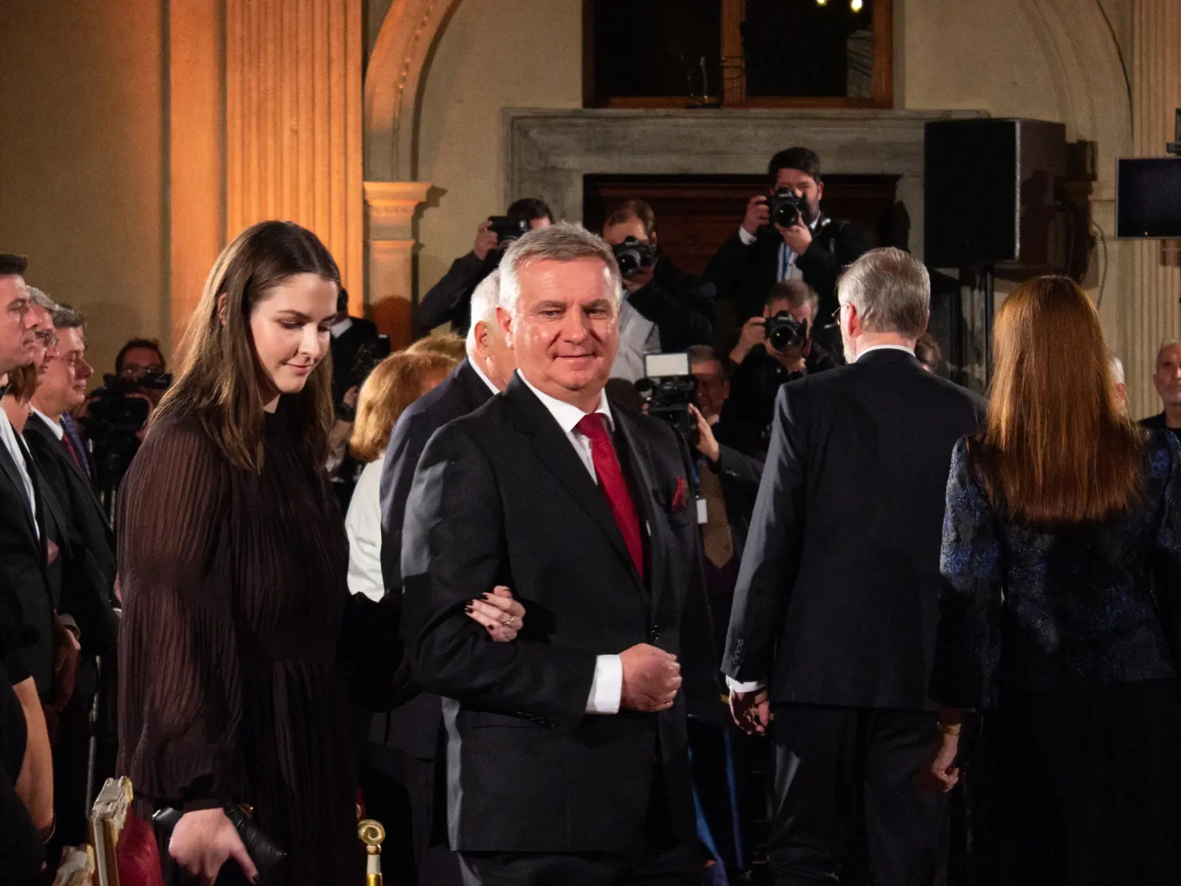 Český prezident Miloš Zeman v piatok pri príležitosti štátneho sviatku Dňa vzniku samostatného československého štátu udelil posledný raz pred koncom svojho mandátu štátne vyznamenania. Na snímke dcéra českého prezidenta Kateřina Zemanová a riaditeľ Kancelárie prezidenta republika Vratislav Mynář prichádzajú na Pražský hrad na odovzdávanie štátnych vyznamenaní v piatok 28. októbra 2022. FOTO TASR - Barbora Vizváryová