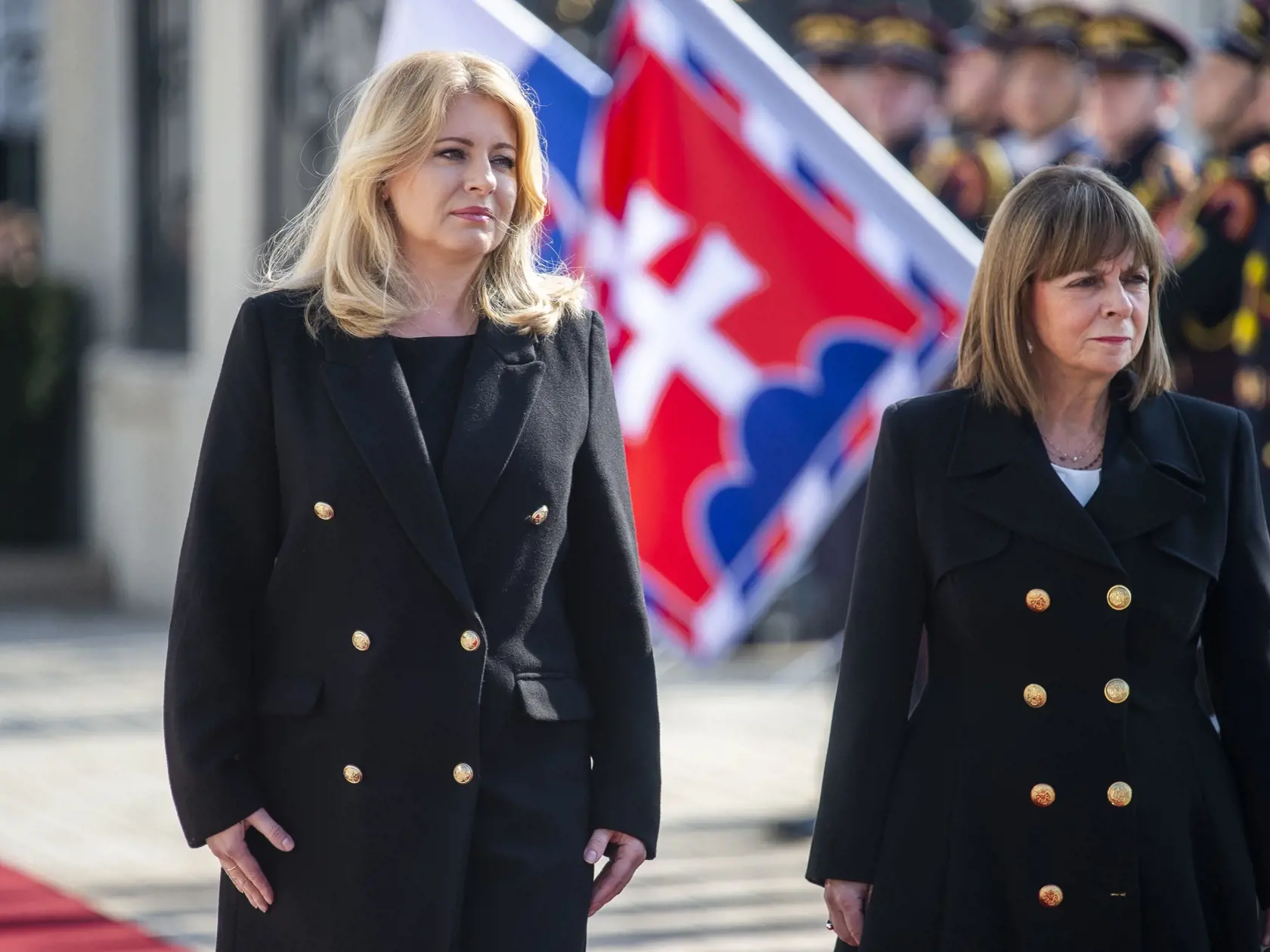 Na snímke zľava prezidentka SR Zuzana Čaputová a grécka prezidentka Katerina Sakellaropulová a počas prehliadky čestnej stráže 14. marca 2024 na nádvorí Prezidentského paláca v Bratislave. FOTO TASR - Jakub Kotian