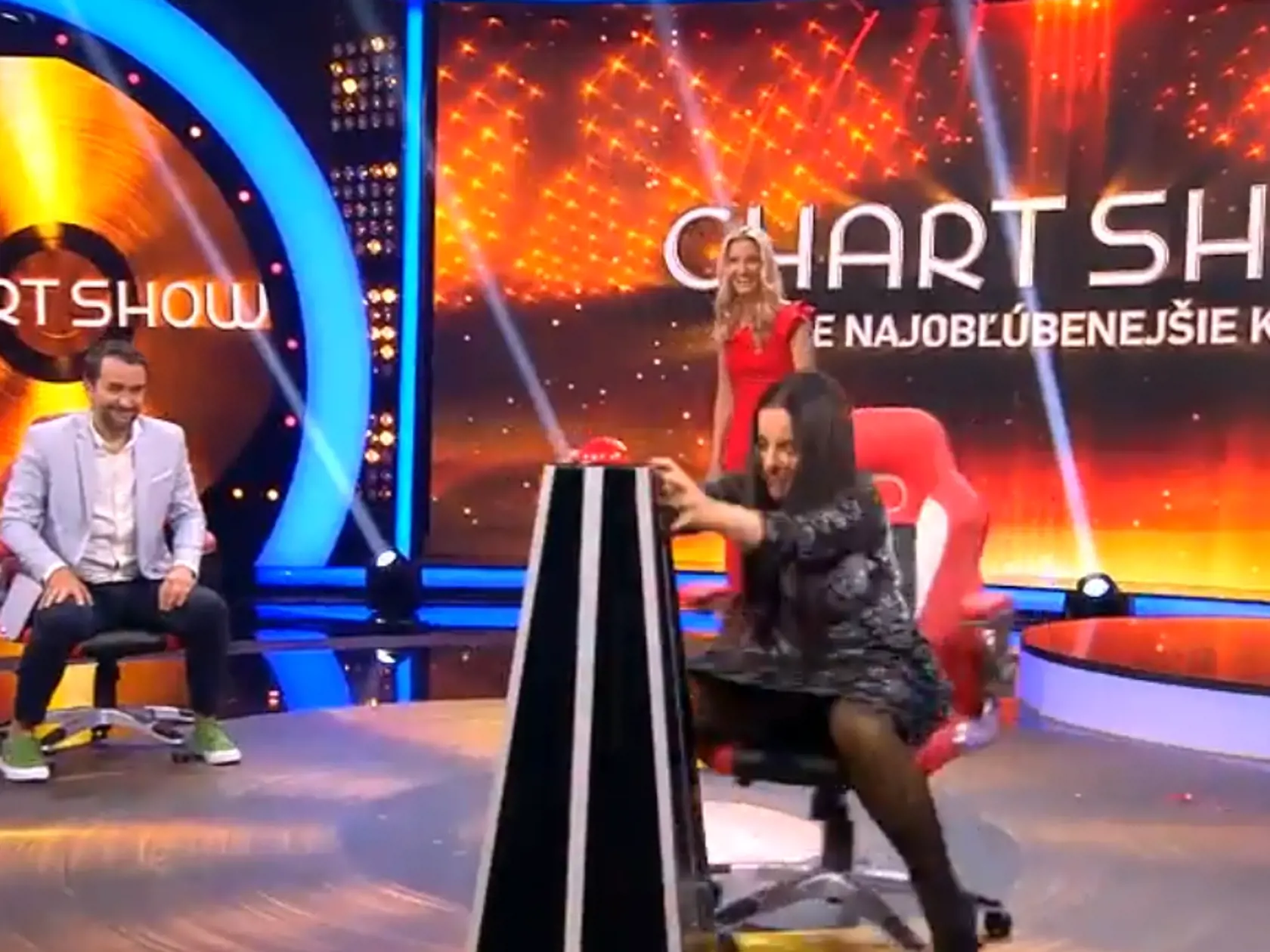 Knechtová sa v Chart Show správala ako odtrhnutá z reťaze, rozťahovala nohy a všetkým ukazovala nohavičky. 