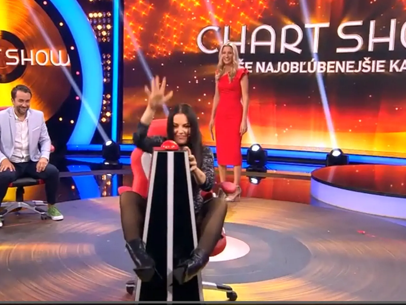 Knechtová sa v Chart Show správala ako odtrhnutá z reťaze, rozťahovala nohy a všetkým ukazovala nohavičky. 