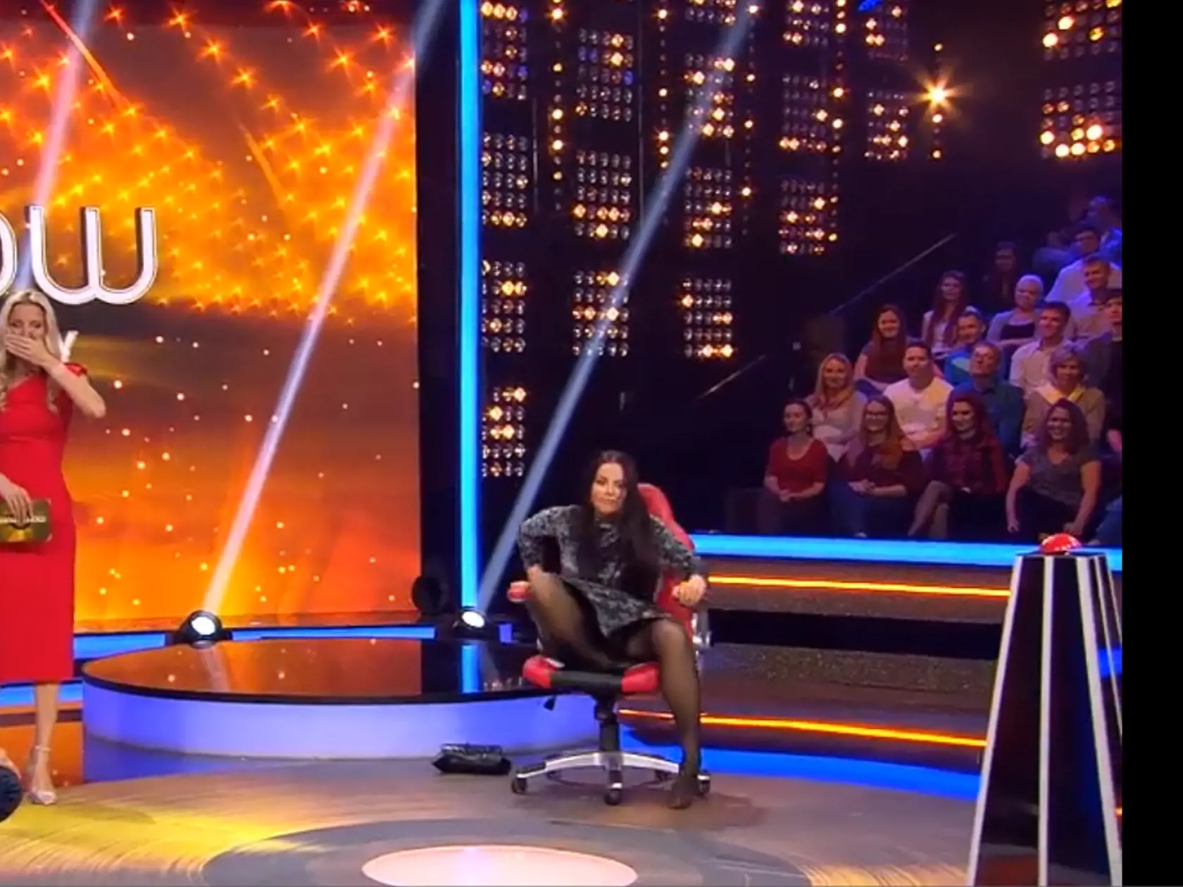 Knechtová sa v Chart Show správala ako odtrhnutá z reťaze, rozťahovala nohy a všetkým ukazovala nohavičky. 
